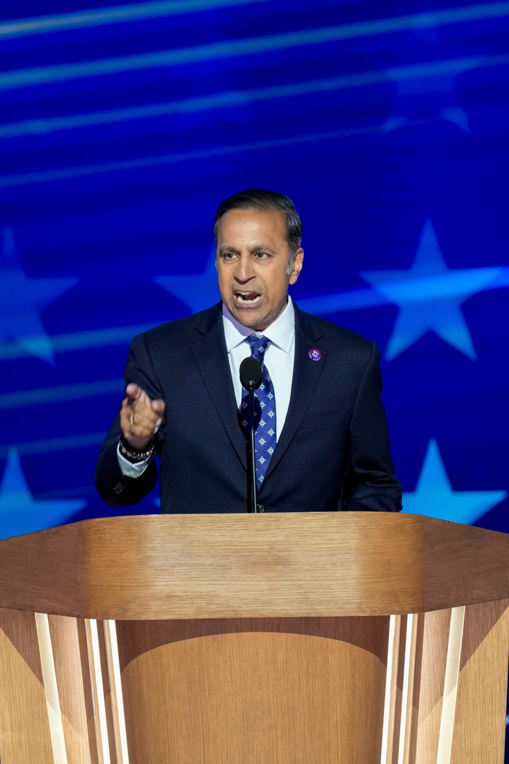 Raja Krishnamoorthi, Senato, Illinois, Dick Durbin, seçim, Demokrat, Robin Kelly, Juliana Stratton, JB Pritzker, Tammy Duckworth, Donald Trump, Kongre, Asyalı Amerikalı, Hint Amerikalı, siyaset, kampanya, Elon Musk, Peoria, Chicago, Schaumburg
