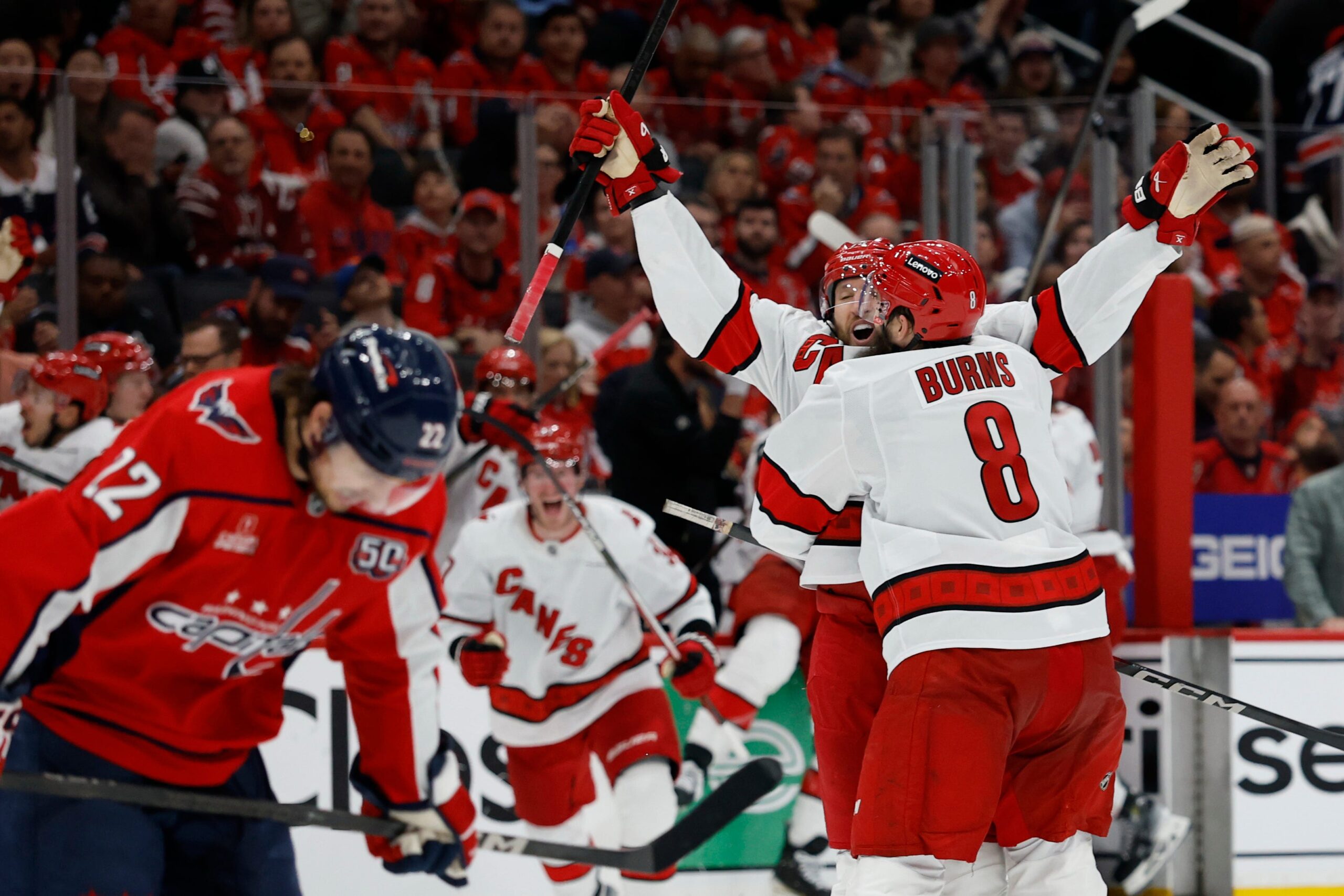 Carolina Hurricanes, Washington Capitals, Stanley Cup Playoff, Jacob Slavin, Logan Stankoven, Jesperi Kotkaniemi, Frederik Andersen, Aliaksei Protas, Jordan Martinook, Dmitry Orlov, playoff, overtime, buz hokeyi, maç özeti, skor, sakatlık, Mark Jankowski, Alexander Alexeyev
