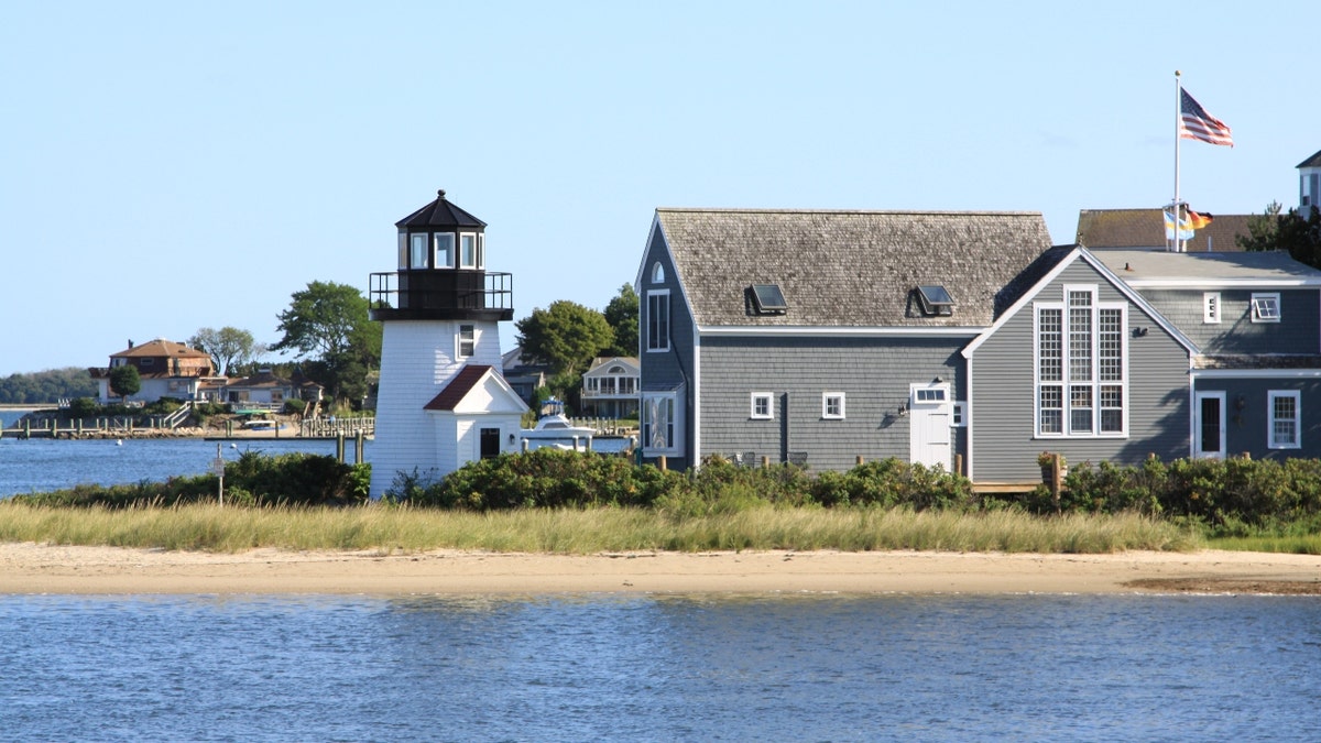 Massachusetts, Cape Cod, Evde çocuk bakımı, kaçak göçmen, Brezilya, çocuk tecavüzü, Andre Tiago Lucas, Franciele Nunes, ICE, göçmenlik, güvenlik açıkları, arka plan kontrolleri, Maura Healey, sığınak eyaleti, suç, siyaset, Steven George Xiarhos, Mike Kennealy