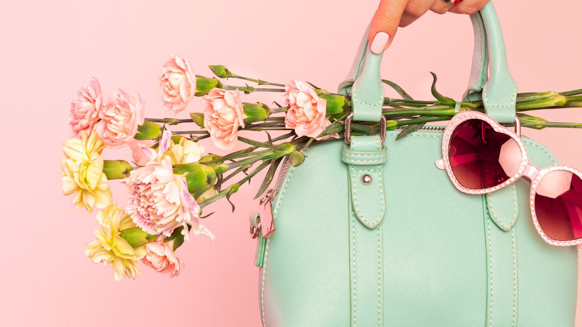 Anneye hediye, Anneler Günü, çanta, cüzdan, moda, Michael Kors, Kate Spade, Coach, Fossil, Lo & Sons, Balenciaga, Ralph Lauren, aksesuar, hediye fikirleri, lüks çanta, crossbody çanta, el çantası, deri çanta, alışveriş, indirim, fırsatlar
