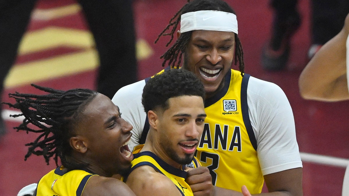 Indiana Pacers, Cleveland Cavaliers, Tyrese Haliburton, Donovan Mitchell, NBA Playoffs, Eastern Conference, Aaron Nesmith, Pascal Siakam, Evan Mobley, De’Andre Hunter, Darius Garland, Basketbol, Playoff Serisi, deplasmanda galibiyet, Doğu Konferansı Finalleri
