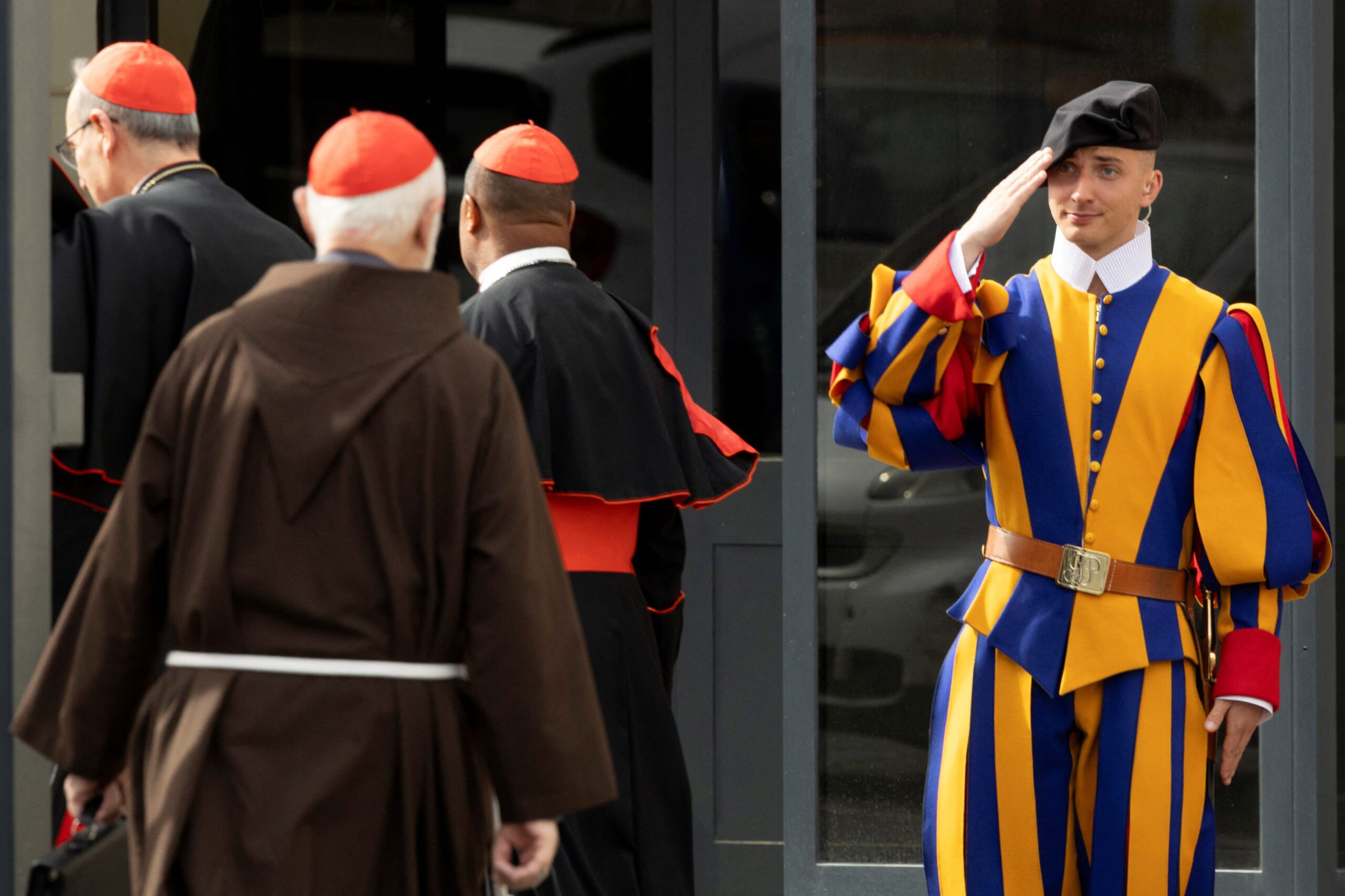 İsviçre Muhafızları, Papa, Vatikan, Sistina Şapeli, Kardinaller, Papalık Seçimi, Conclave, Kutsal Roma İmparatorluğu, Roma'nın Yağmalanması, Clement VII, Bry Jensen, Pontifacts, Üniforma, Askeri Tarih, Terör, Güvenlik, Mehmet Ali Ağca, John Paul II, Halberd, Askeri Eğitim, Koruma, Papalık, Tarih, İnanç, Katolik, Din, Orta Çağ, Rönesans
