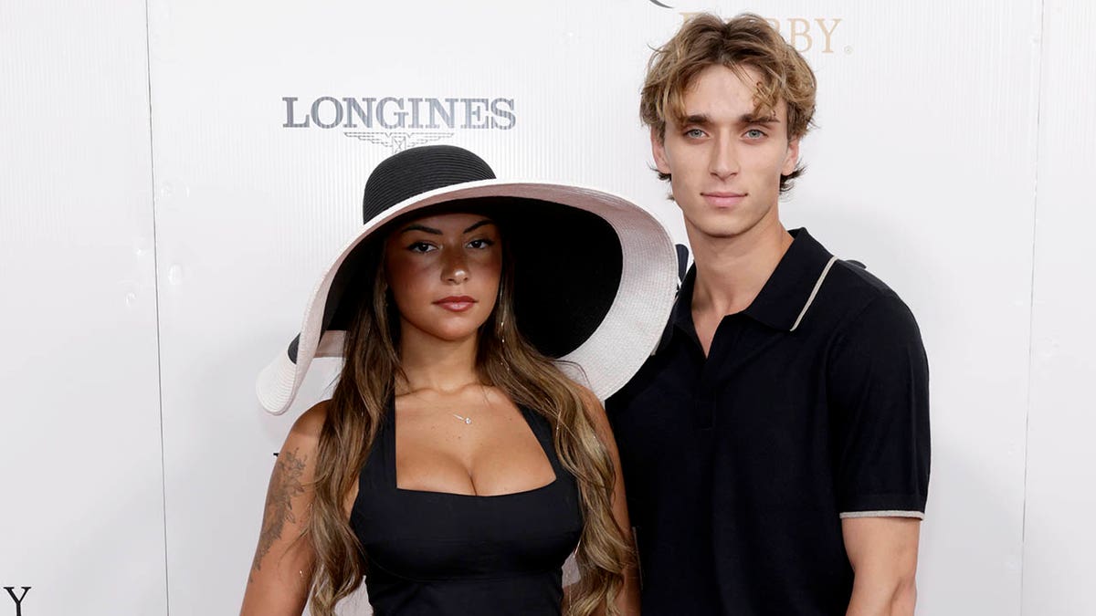 Gabriela Moura, Josh Richards, Kentucky Derby, Alix Earle, Livvy Dunne, Braxton Berrios, TikTok, Instagram, influencer, moda, kıyafet, eleştiri, vulger, dekolte, Churchill Downs, Sovereignty, at yarışı, spor.
