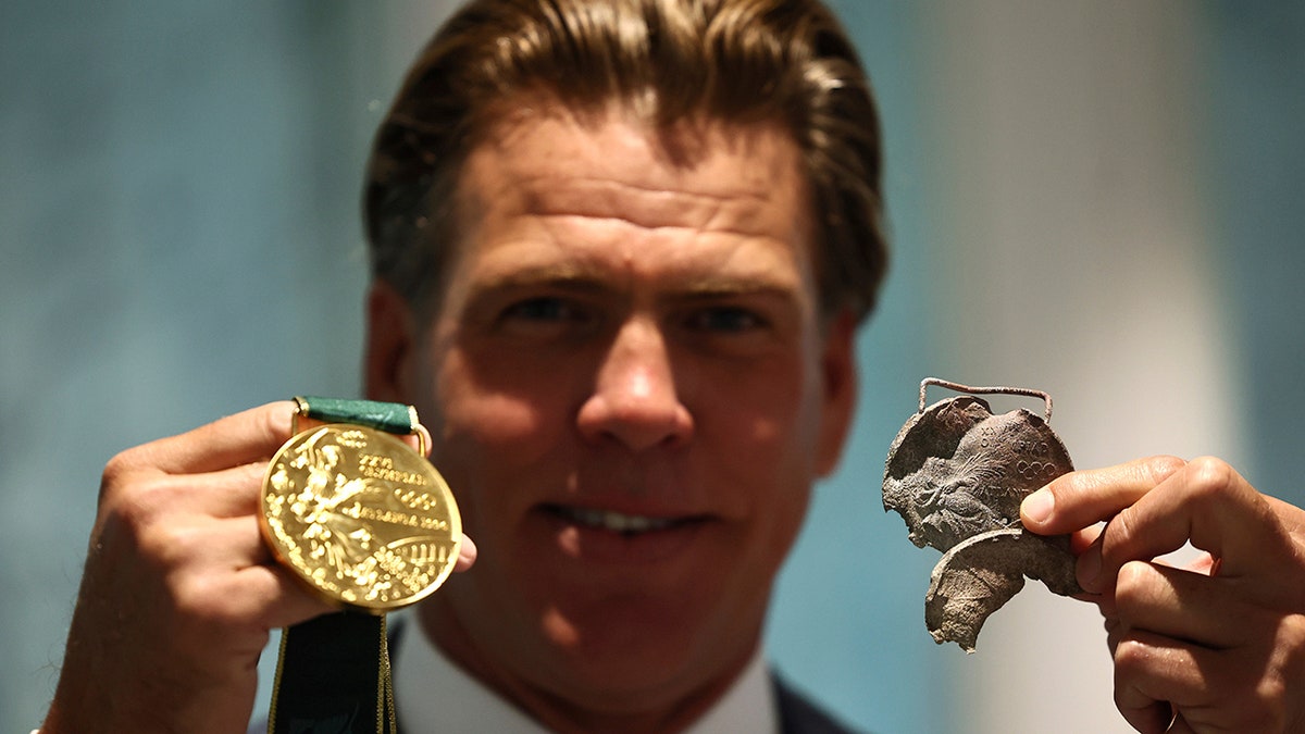 Gary Hall Jr., Olimpiyat madalyaları, Los Angeles yangınları, IOC, Thomas Bach, yüzme, spor, altın madalya, gümüş madalya, bronz madalya, 1996 Atlanta Olimpiyatları, 2000 Sydney Olimpiyatları, 2004 Atina Olimpiyatları, 4x100m serbest stil bayrak yarışı, 4x100m karışık bayrak yarışı, 50m serbest stil, 100m serbest stil, Pasifik Palisades, Arizona, yangın felaketi, spor haberleri, Fox News, Olimpiyat hareketi, spor ailesi

