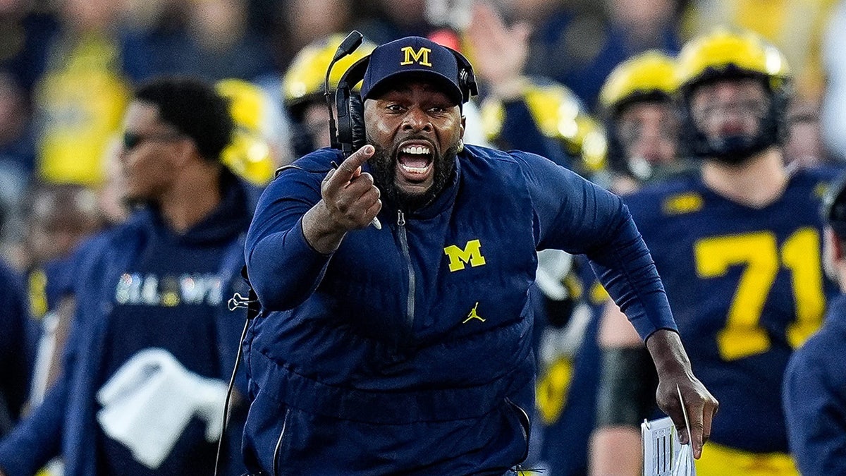 Michigan futbolu, Connor Stalions, işaret çalma skandalı, Sherrone Moore, cezalı, NCAA soruşturması, Jim Harbaugh, Büyük Onluk, Wolverines, 2025 sezonu, Amerikan futbolu, spor haberleri, Central Michigan, Nebraska, New Mexico State.
