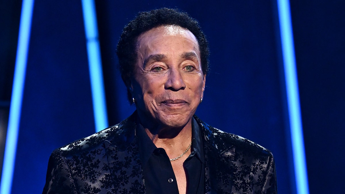 Meta anahtar kelimeler: Smokey Robinson, cinsel taciz, cinsel saldırı, yanlış hapis, dava, eski çalışanlar, Frances Robinson, Chatsworth, hizmetçiler, iş yeri tacizi, asgari ücret, fazla mesai, emek ihlalleri, Jane Doe, ünlüler, hukuk, tazminat, müzik endüstrisi, suçlamalar.
