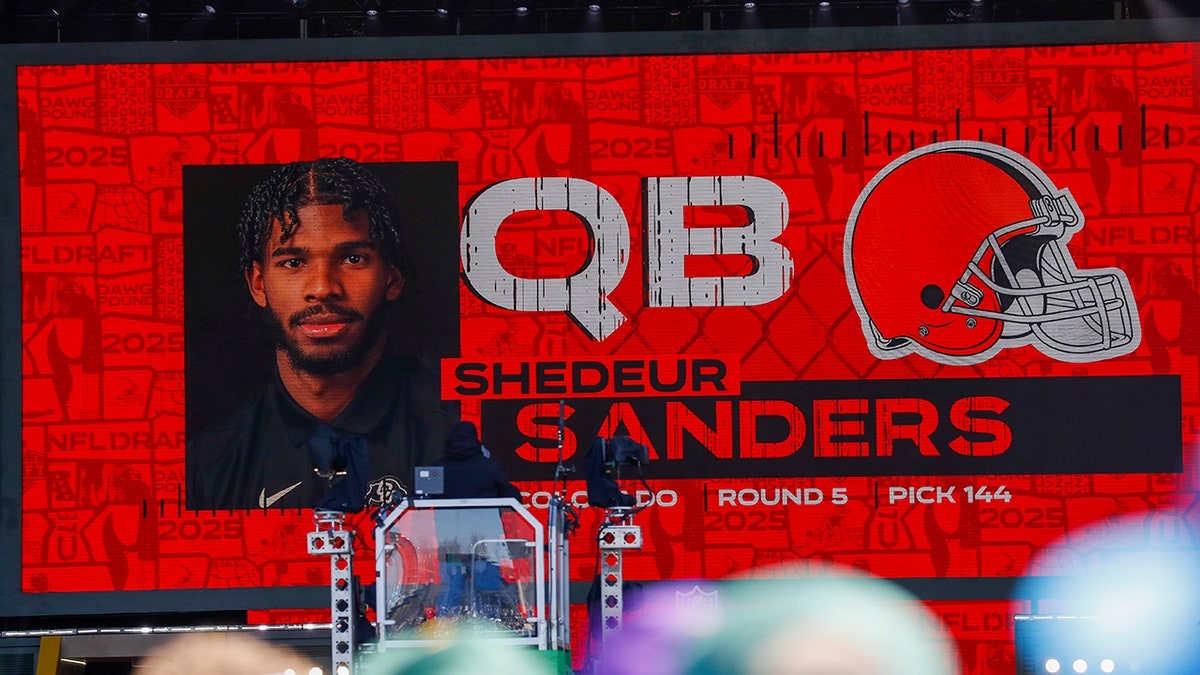 Cleveland Browns, Shedeur Sanders, jersey numarası, DeAndre Carter, Mason Graham, Dillon Gabriel, Deshaun Watson, Kenny Pickett, Joe Flacco, NFL, draft, quarterback, Achilles tendon, Fox News, sporlar, Amerikan futbolu, Cleveland Browns haberleri, Shedeur Sanders forma numarası, NFL Draft 2025, serbest oyuncular, çaylak sınıfı
