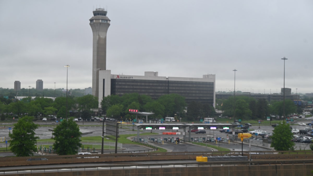 hava trafik kontrolü, ATC, Newark Havaalanı, radar arızası, radyo sinyali kaybı, FAA, Federal Havacılık İdaresi, Philadelphia TRACON, hava trafik kontrolörleri, uçuş gecikmeleri, uçak güvenliği, havaalanı kaosu, personel eksikliği, teknik arıza
