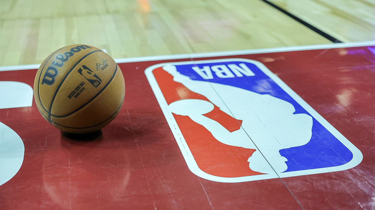 NBA, Jim Fagan, NBC, Yapay Zeka, Nostalji, Yayın Hakları, Basketbol, WNBA, Spor, Medya, Anlaşma, TV, Amazon, Disney, ESPN, TNT, İçerideki NBA, Charles Barkley, Kenny Smith, Adam Silver
