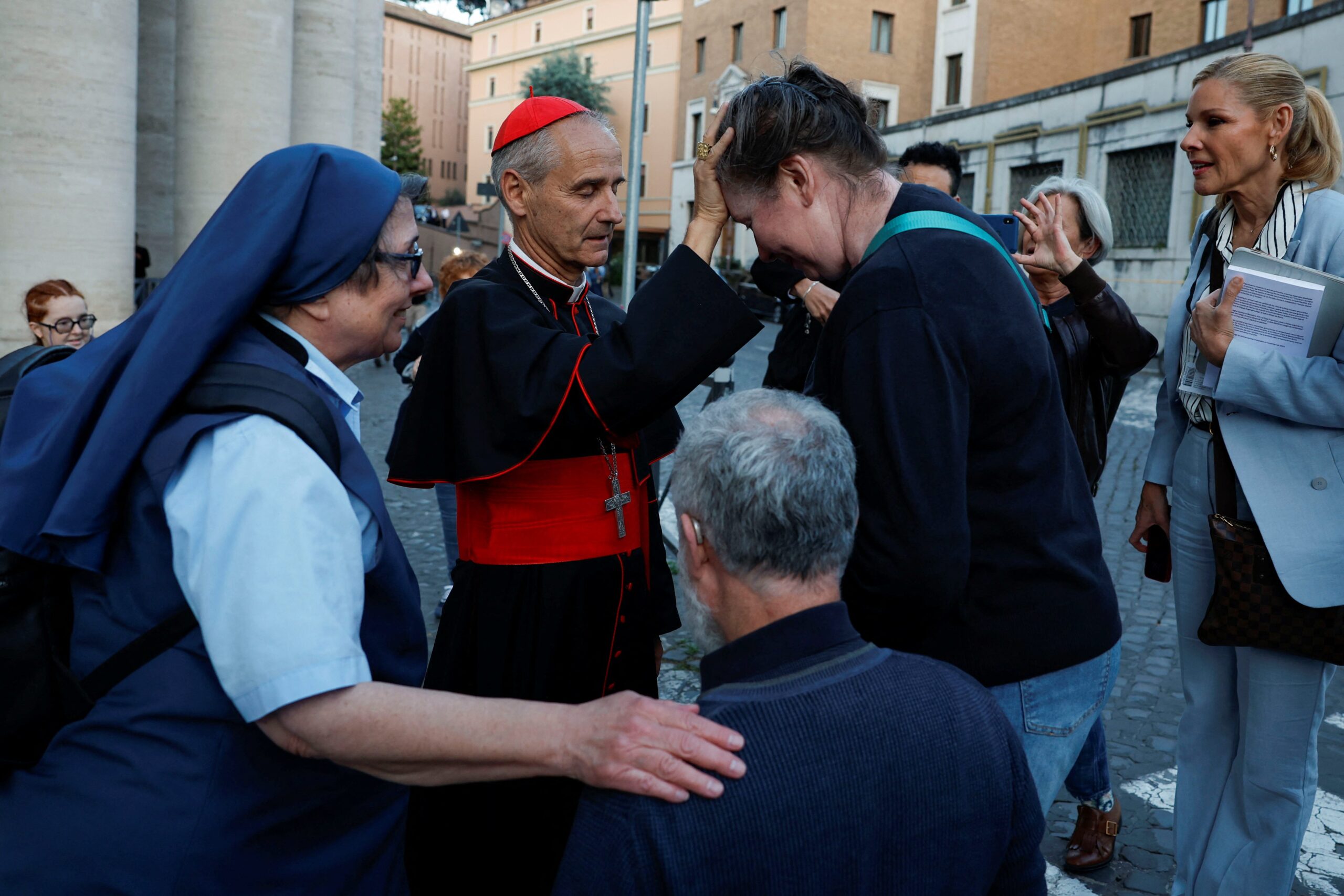 Papa seçimi, Kardinaller Konklavı, Vatikan, Katolik Kilisesi, Papa Francis'in halefi, Giovanni Battista Re, Sistine Şapeli, Robert McElroy, Beyaz duman, Oy pusulaları, Kardinaller Koleji, Roma Katolikleri, Aziz Petrus Bazilikası, Casa Santa Marta, Seçim süreci, Kilise birliği, Ruhani liderlik, Dini oylama, Papa adayları, Tarihi seçim
