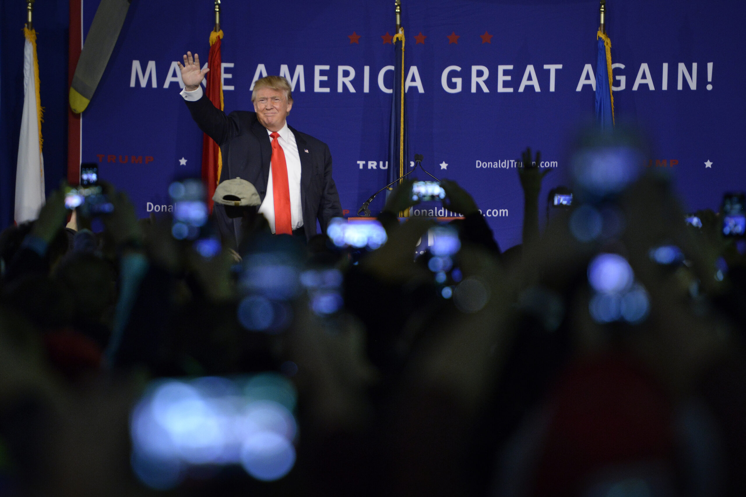 Sağ, muhafazakarlar, liberaller, sol, entelektüeller, Donald Trump, politika, Amerikan kültürü, üniversiteler, medya, gazetecilik, akademi, ideoloji, sağcı düşünce, sağcı çevre, Patrick Deneen, Chris Rufo, kültür savaşı, radikalizm, rejim değişikliği, Amerikan toplumu, sağ-sol ayrımı, kutuplaşma, siyasi kutuplaşma, elitler, Amerikan politikası, Amerikan halkı, Amerikan deneyimi, sağcı entelektüel çevreler, Fox News, Federalist Society, Heritage Foundation, Trump yönetimi, dış politika, eğitim, göçmenlik, bilim, aşırı sağ, Amerika'nın geleceği, Amerikan rüyası, siyasi analiz, siyasi yorum, siyasi eleştiri.
