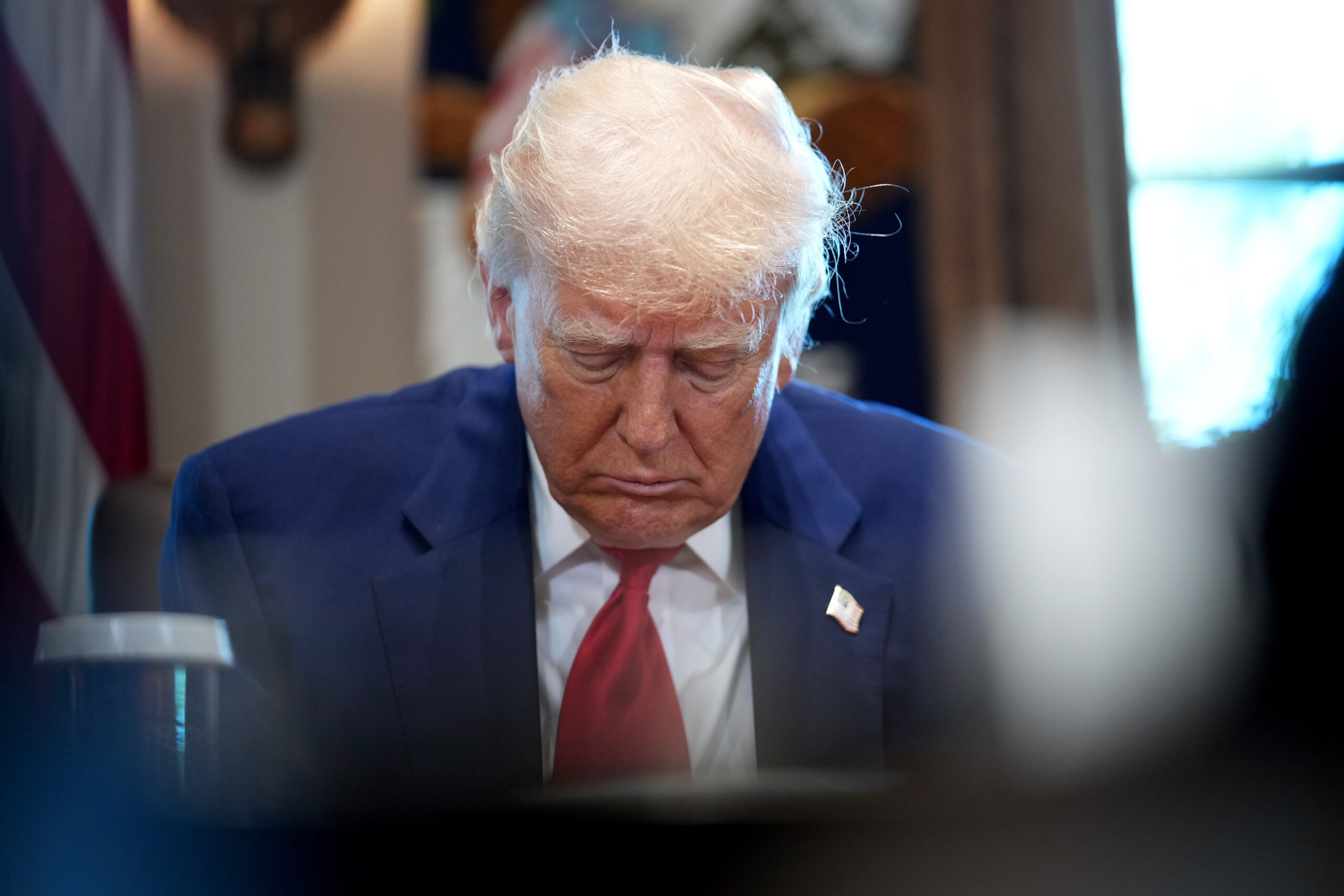meta anahtar kelimeler: Trump tarifeleri, V.O.S. Selections v. Trump, ABD Uluslararası Ticaret Mahkemesi, Yüksek Mahkeme, önemli sorular doktrini, ulusal acil durum, IEEPA, ticaret açığı, cumhuriyetçiler, dış politika, vergiler, ithalat, küçük işletmeler, John Danforth, Clarence Thomas, Biden yönetimi, federal yargıçlar, yasal mücadele, ulusal güvenlik, ekonomik etki

