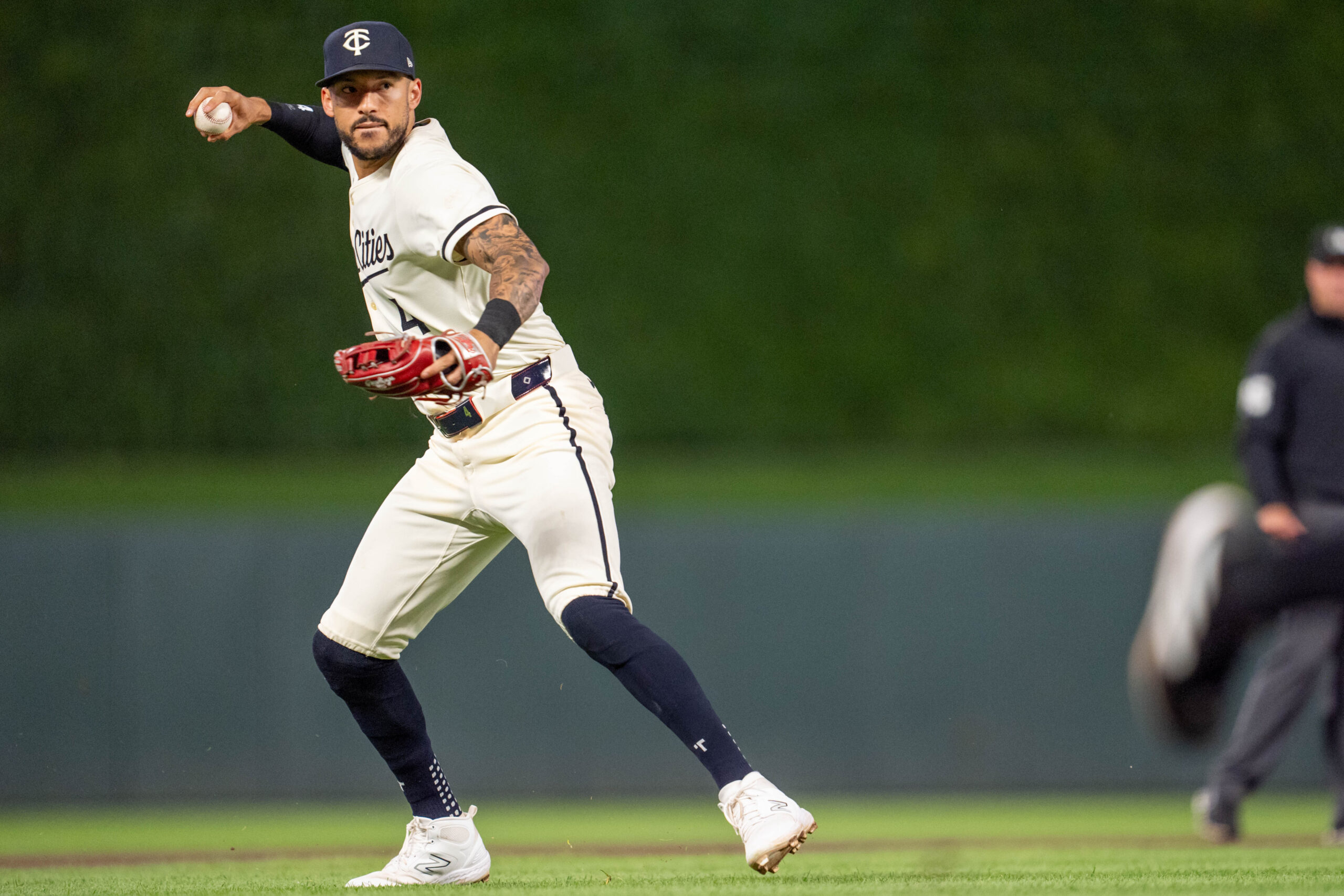MLB maaşları, Beyzbol maaşları, Carlos Correa, Francisco Lindor, Corey Seager, Minnesota Twins, New York Mets, Texas Rangers, 2025 MLB maaşları, En yüksek maaşlı beysbol oyuncuları, Kısa stop maaşları, MLB işçi ilişkileri, Mevcut değer, Sözleşme ertelemeleri, İmza bonusları, USA TODAY, Beyzbol finansmanı
