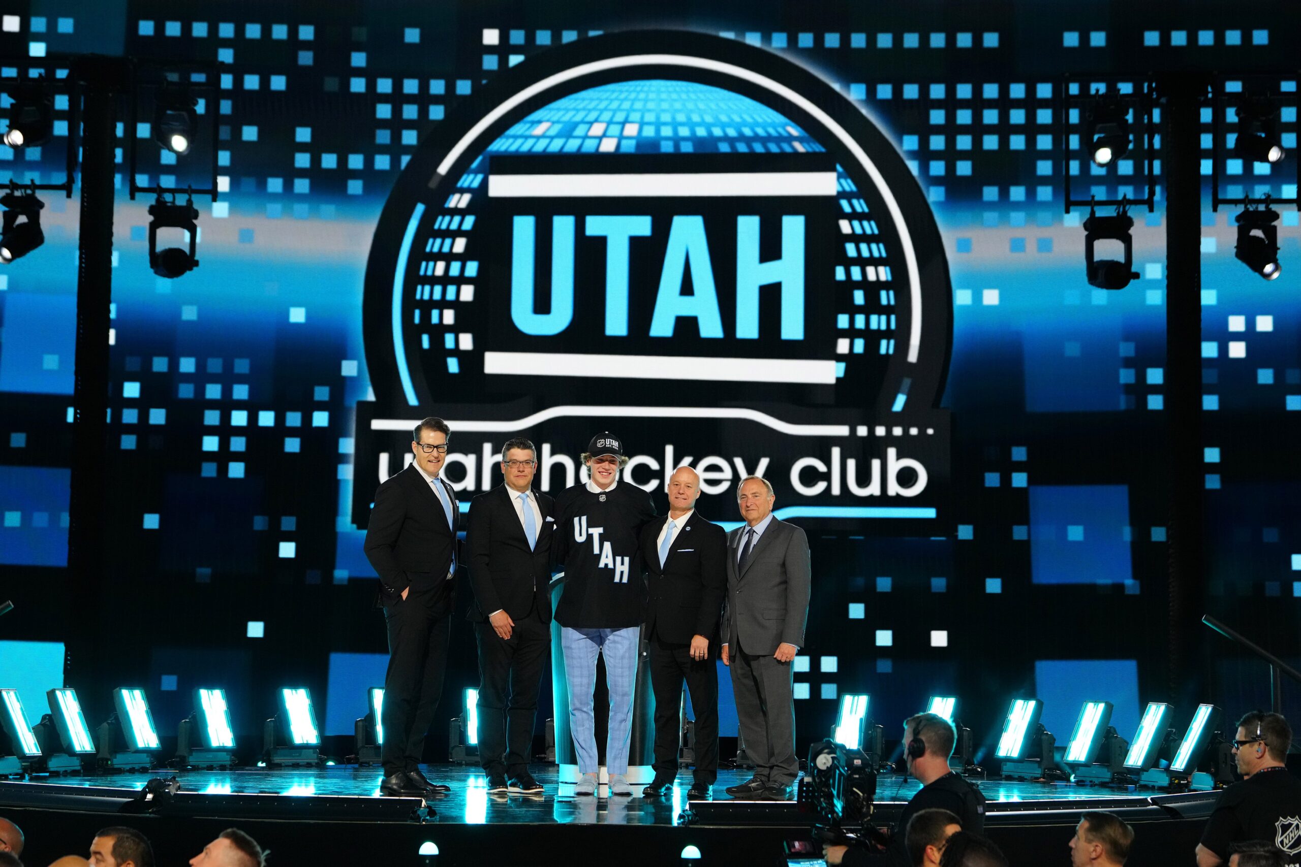 Utah Mammoth, Utah Hockey Club, NHL, Salt Lake City, Arizona Coyotes, buz hokeyi, takım adı, logo, yeniden markalaşma, taraftar oylaması, spor, Delta Center, Ryan Smith, Ashley Smith, Utah Blizzard, Utah Outlaws, Utah Venom, Utah Yeti, Wasatch Dağları, maskot, jersey, Tusk Up, Rock Black, Salt White, Mountain Blue, ABD Patent ve Marka Ofisi
