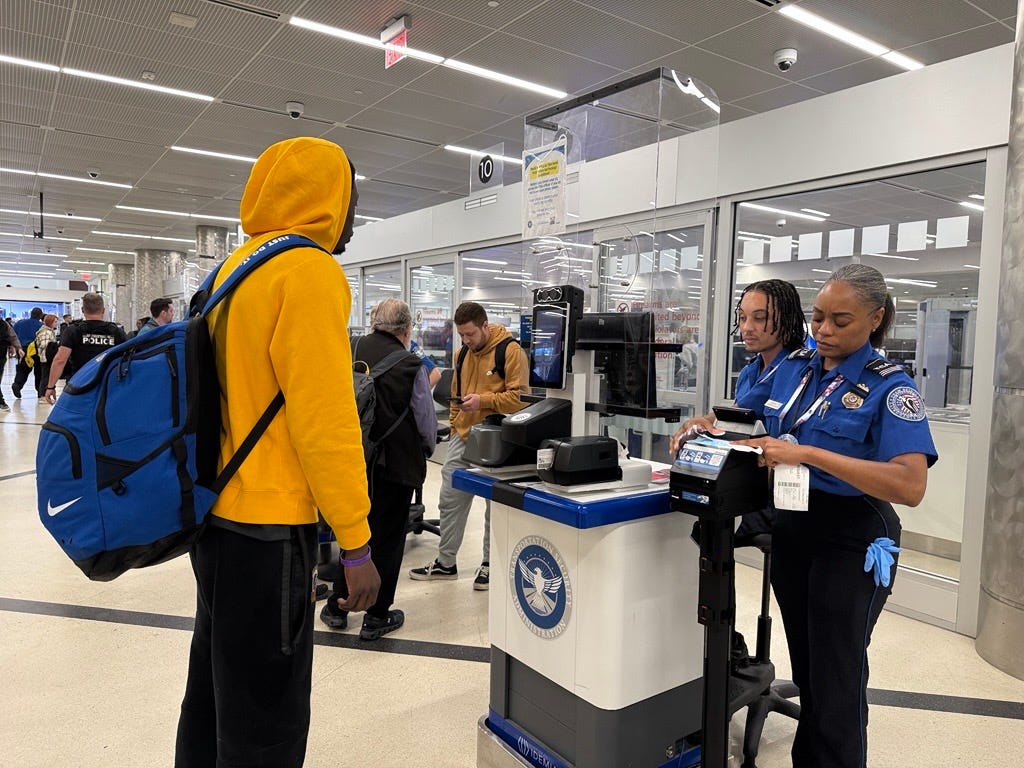 Gerçek Kimlik, REAL ID, Ulaştırma Güvenlik İdaresi, TSA, havalimanı güvenliği, kimlik doğrulama, ehliyet, pasaport, seyahat, uçuş, güvenlik kontrolü, kimlik gereksinimleri, Minneapolis-St. Paul Uluslararası Havaalanı, Denver Uluslararası Havaalanı, ehliyet randevusu, Arizona, Colorado, kimlik kartı, uyumluluk, son tarih, seyahat ipuçları, kimlik yenileme, eyalet ehliyet dairesi, alternatif kimlik, uluslararası seyahat, kimlik maliyeti, kimlik başvuru süreci, kimlik teslimatı
