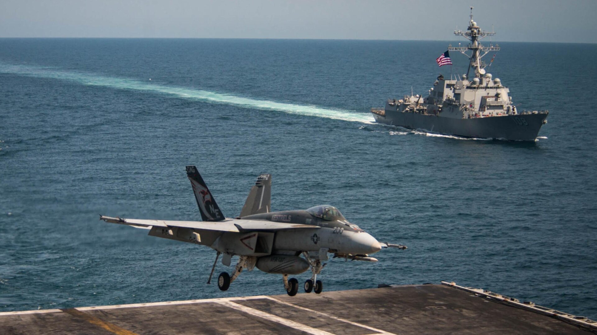 Donald Trump, U.S. Navy, F/A-18 Super Hornet, USS Harry S. Truman, uçak kazası, askeri havacılık, Pete Hegseth, Signalgate, Federal Havacılık İdaresi, hava trafik kontrolü, Kızıl Deniz, Houthi isyancıları
