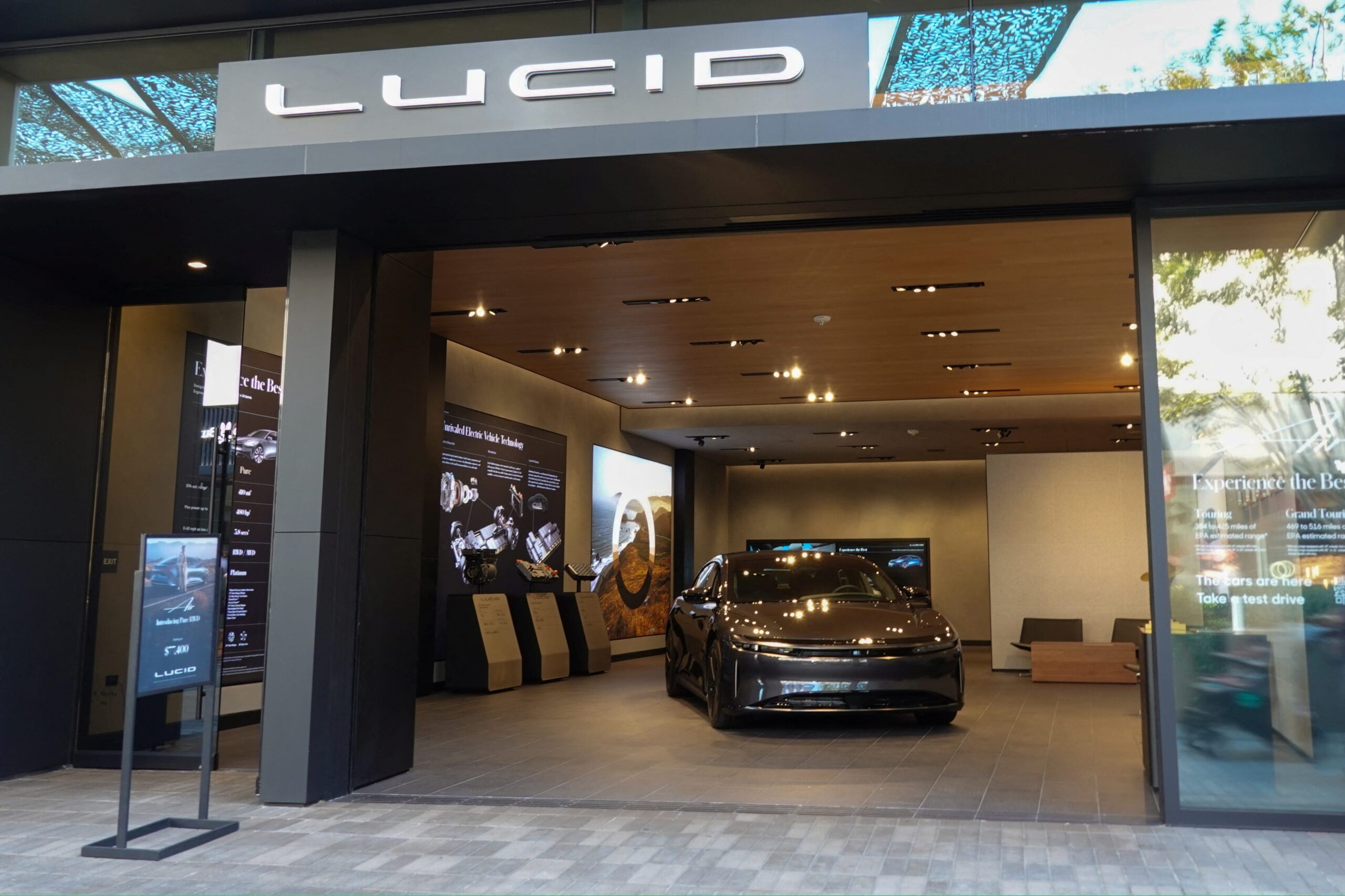Elektrikli Araçlar, EV, Rivian, Lucid, Tarife, Gümrük Vergisi, Maliyetler, Tedarik Zinciri, R1S, R1T, Air Sedan, RJ Scaringe, Marc Winterhoff, Üretim Hedefi, Satışlar, Otomobil Parçaları, İthalat, Volkswagen, Tesla, Yatırım, SUV, Elektrikli Otomobil Pazarı, Ekonomik Belirsizlik, Araç Fiyatları, Otomobil Endüstrisi, Hisse Senedi, Kâr Marjı, Finansal Performans
