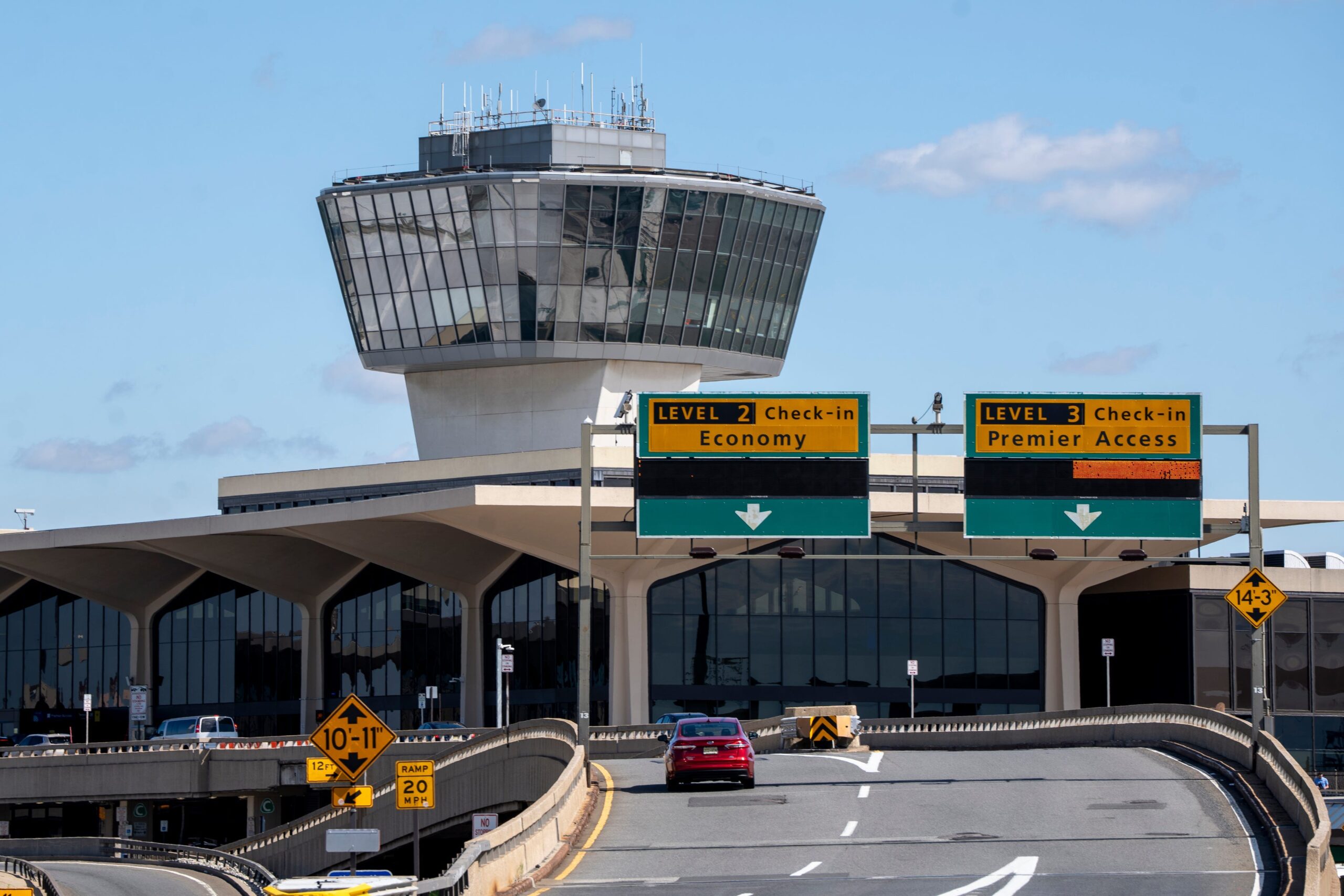 Newark Havalimanı, Newark Liberty International Airport, FAA, hava trafiği kontrolü, uçuş iptalleri, uçuş gecikmeleri, radar arızası, hava durumu, pist inşaatı, teknoloji sorunları, hava trafik kontrolörleri, Philadelphia TRACON, STARS sistemi, Scott Kirby, United Airlines, havaalanı kapasitesi, uçuş güvenliği, seyahat haberleri

