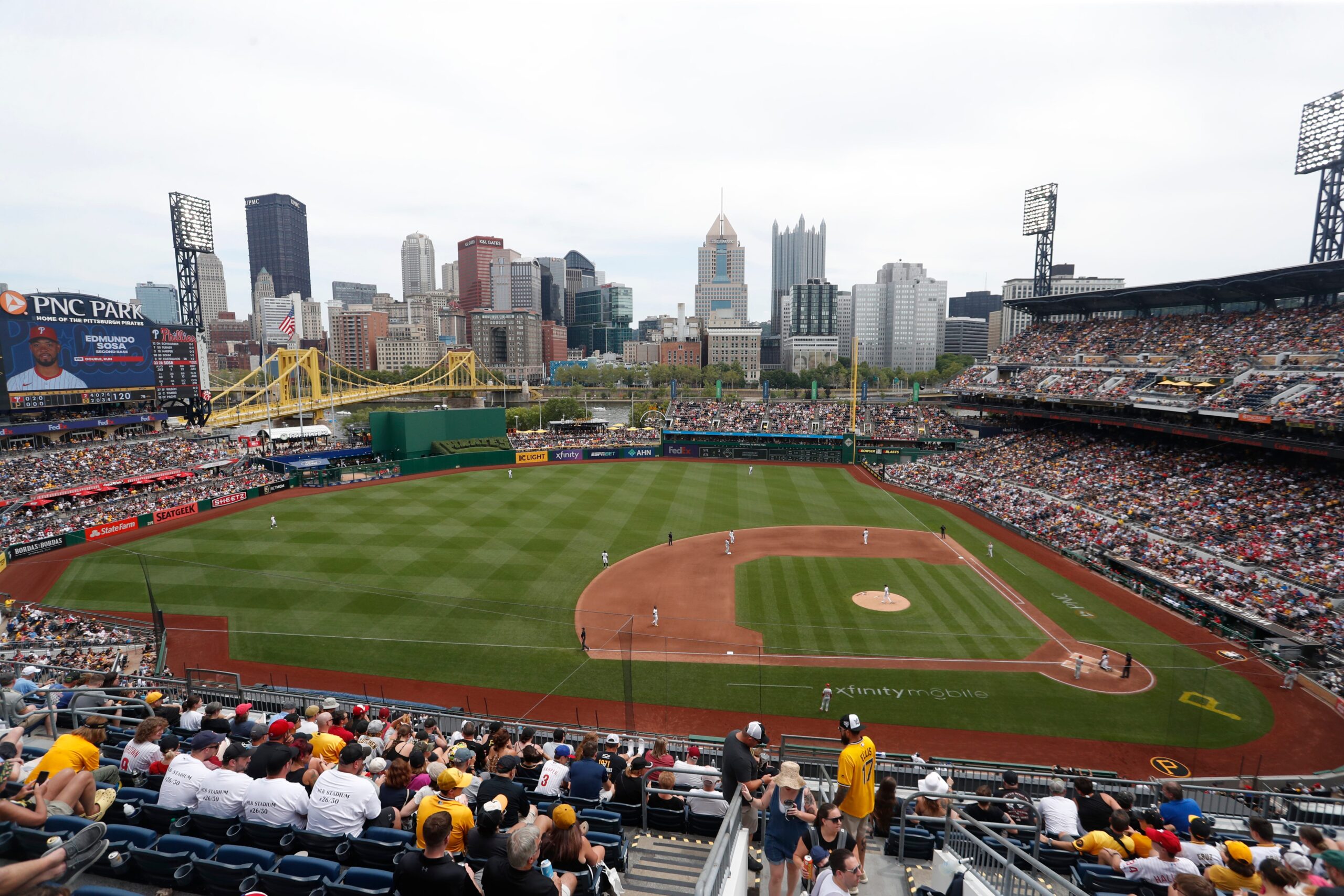 Pittsburgh Pirates, PNC Park, olay, taraftar, çalışan, kavga, saldırı, beyzbol, askıya alma, soruşturma, tükürme, kemer, kırbaç, polis, suçlama, sosyal medya, video, San Diego Padres, beyan, kabul edilemez davranış, maç günü çalışanı, misafir, talihsiz olay
