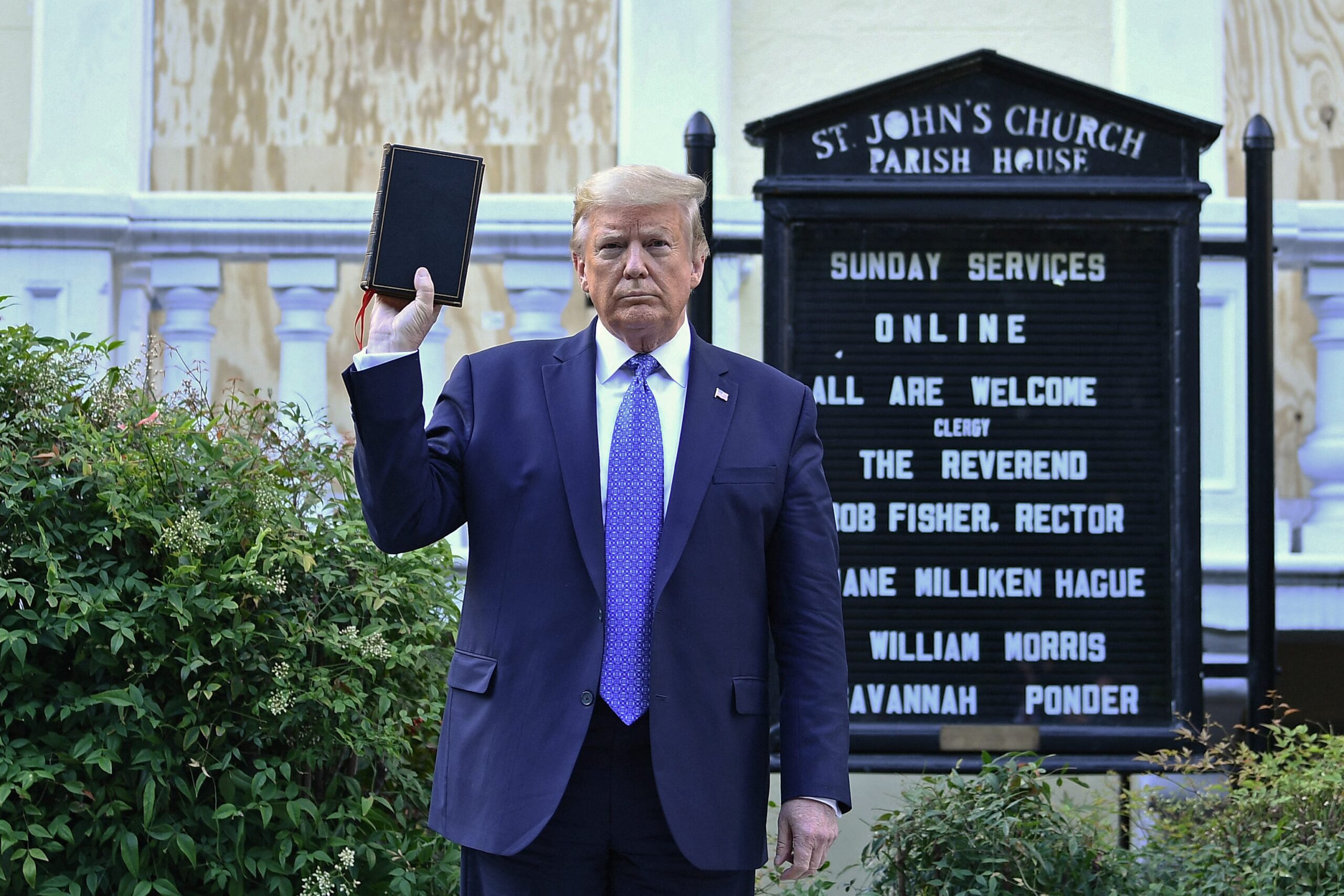 Donald Trump, MAGA, Papa, Vatikan, Katolik Kilisesi, Siyasi hiciv, Rex Huppke, ABD, Seçim, Din, Muhafazakarlık, Politika, Parodi, Mizah, Hicivli makale, Trump destekçileri, Amerikan siyaseti, Dini liderlik, Vatikan Şehri, Papa seçimi, Konklav
