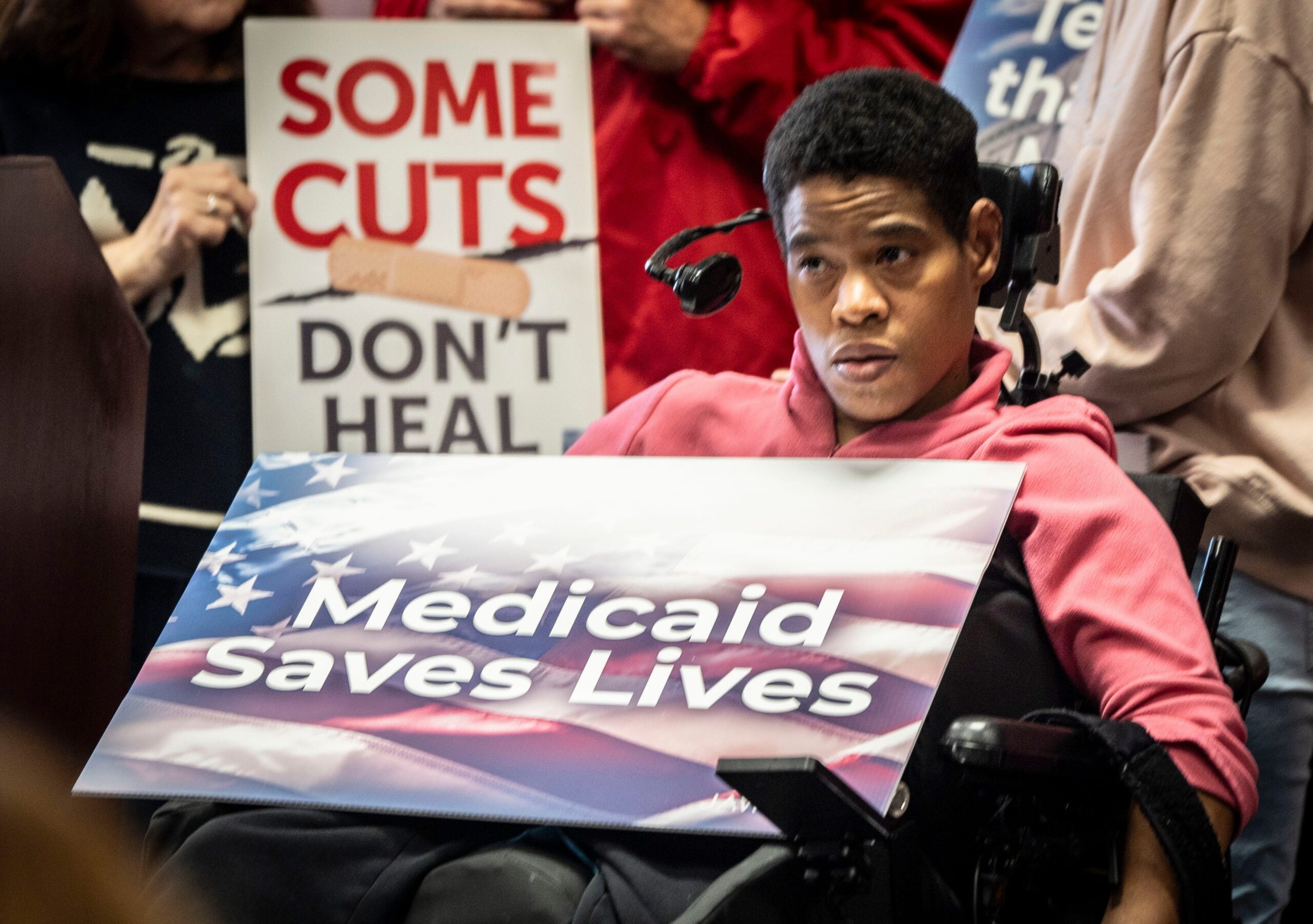 Medicaid, Sağlık Sigortası, Cumhuriyetçiler, Kongre, Bütçe Kesintileri, Donald Trump, Vergi İndirimleri, İç Politika, Congressional Budget Office, CBO, Ron Wyden, Frank Pallone, Affordable Care Act, ACA, Eyalet Vergileri, Sağlık Hizmeti Sağlayıcıları, Federal Ödemeler, Mike Johnson, Çalışma Şartı, Göçmen Olmayanlar, KFF, Kaiser Family Foundation, Sağlık Politikası, İşsizlik
