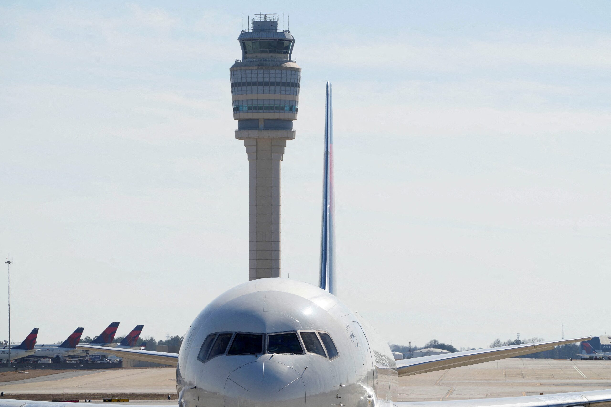 Hava trafiği kontrol sistemi, FAA, Sean Duffy, ABD havayolları, Delta Hava Yolları, United Hava Yolları, American Hava Yolları, Southwest Hava Yolları, JetBlue Airways, hava trafiği kontrolörleri, havaalanı, kaza, finansman, bütçe, Kongre, ulaşım, ulaşım bakanlığı, havacılık, havacılık endüstrisi, havacılık birliği, havacılık güvenliği, altyapı, radar, telekomünikasyon, işe alım, erken emeklilik, maaş, ikramiye, fazla mesai, Hava Yolları için Amerika
