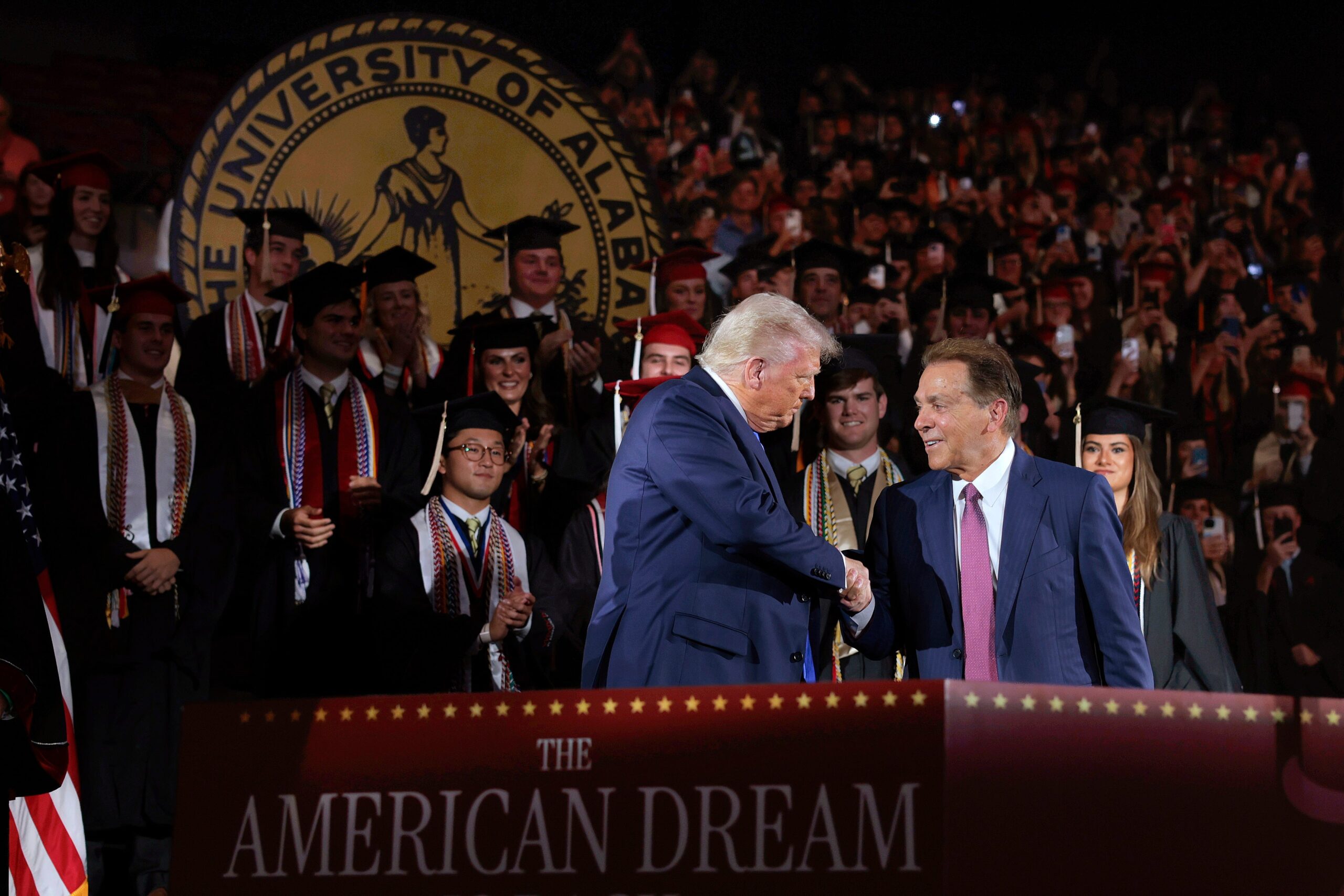 Donald Trump, kolej sporları, komisyon, kolej atletizmi, Ross Dellenger, Yahoo Sports, isim, imaj, benzerlik (NIL), transfer portalı, takviye ödemeleri, öğrenci sporcular, Title IX, konferans üyeliği, TV sözleşmeleri, Nick Saban, Alabama Üniversitesi, yürütme emri, kongre yardımı, üniversite sporları paydaşları, iş insanları, kolej futbolu

