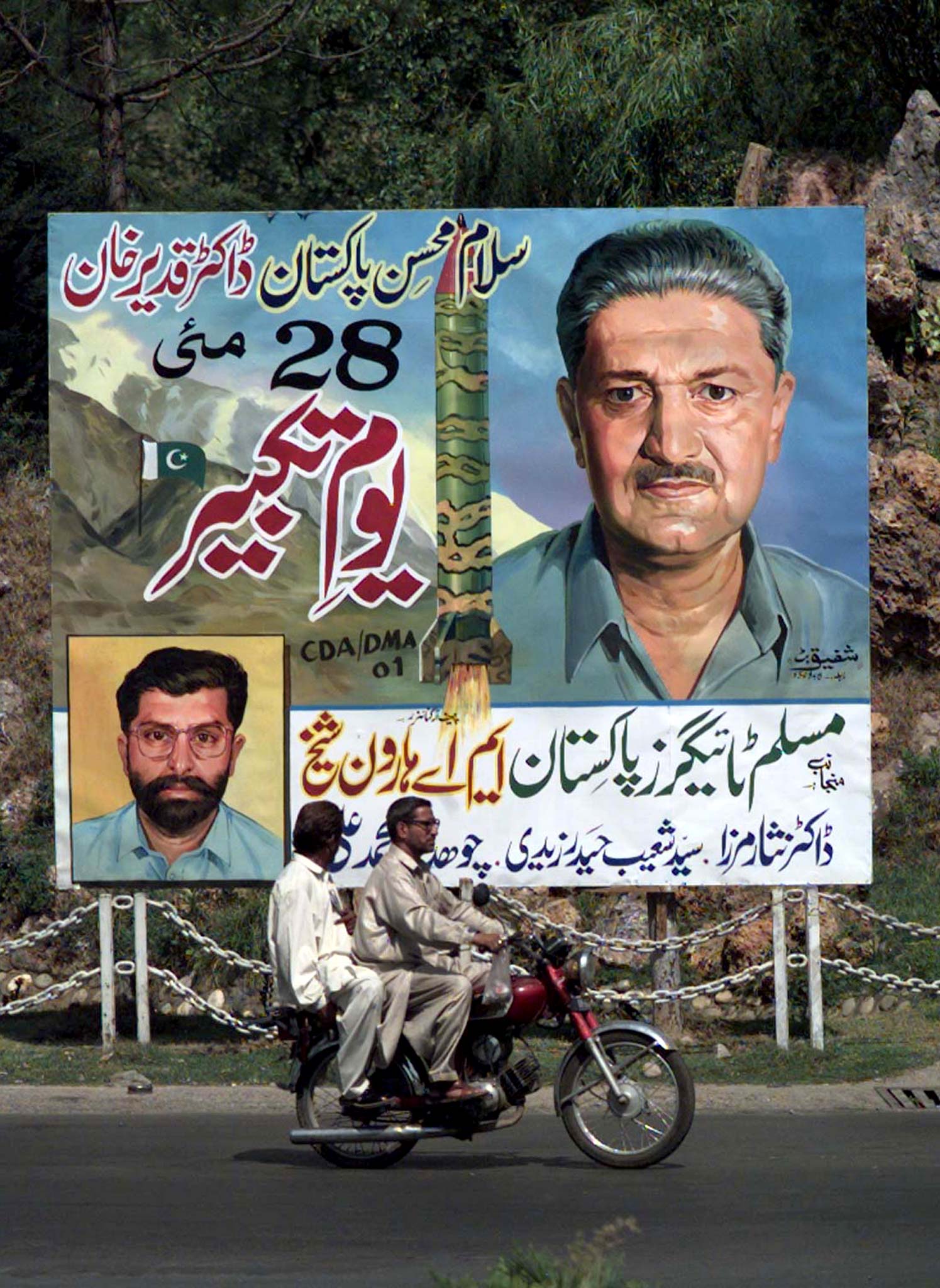 Hindistan, Pakistan, nükleer silahlar, Keşmir, terör saldırısı, hava saldırıları, Donald Trump, nükleer program, nükleer silahlanma, A.Q. Khan, nükleer yayılma, nükleer savaş, ABD, çatışma, gerginlik, füze, bomba, uranyum, plütonyum
