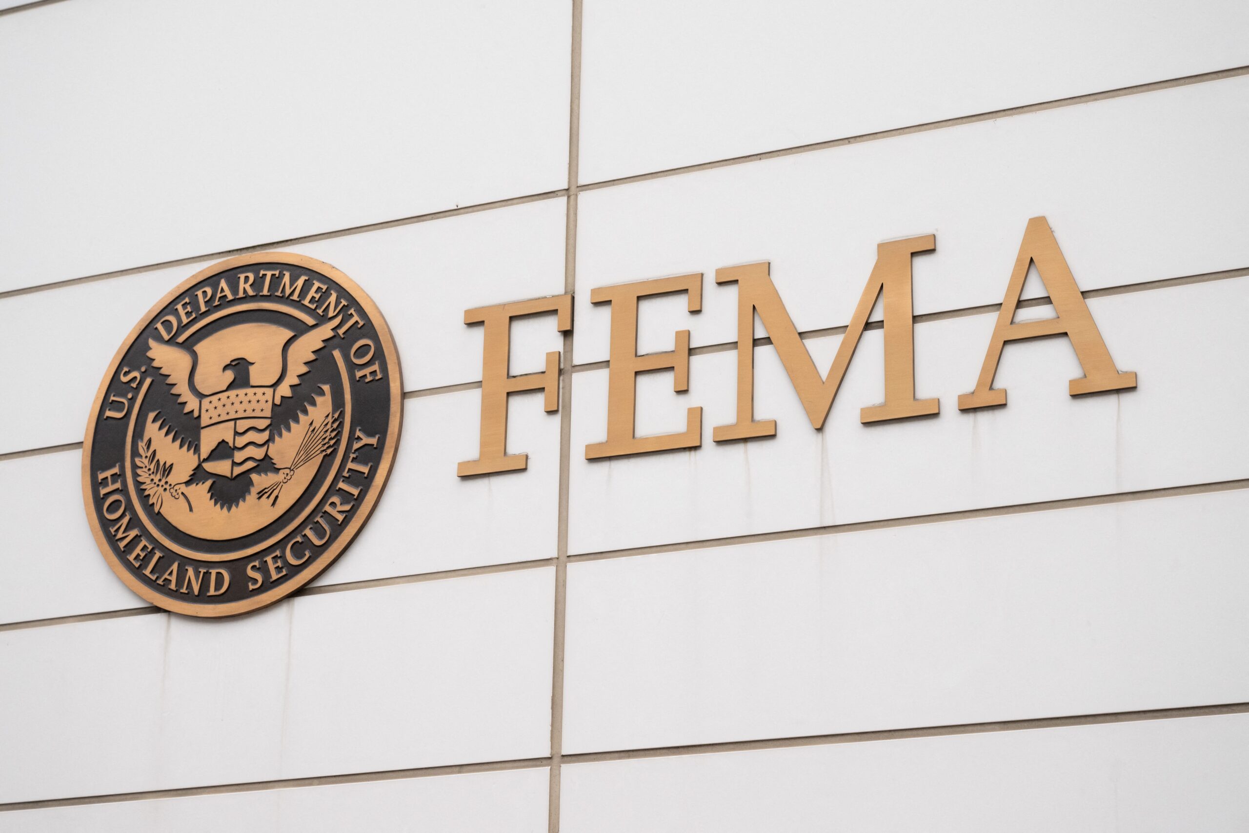 FEMA, Federal Acil Durum Yönetim Ajansı, Donald Trump, Afet Yardımı, Bütçe Kesintileri, Cameron Hamilton, Lauren Underwood, Rosa DeLauro, Acil Durum Yönetimi, Afet Kurtarma, Devlet Yardımı, Federal Yardım, Kasırga Helene, Los Angeles Yangınları, Afet Fonu, Acil Durum Müdahalesi, Acil Durum Planlaması, Afet Politikası, DHS, İç Güvenlik Bakanlığı, Kristi Noem, Elon Musk, Devlet Verimliliği Departmanı, Personel Azaltımı, Bütçe İncelemesi, Yönetici Emri, Afet Koordinasyonu, Türkiye
