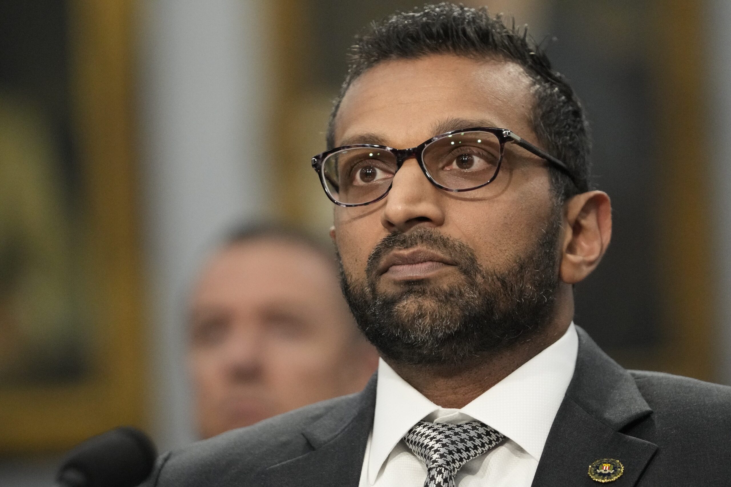 FBI Direktörü Kash Patel, Madeleine Dean, Trump, FBI bütçesi, tartışma, yeminli ifade, Stew Peters, antisemitizm, Holokost inkarcısı, Hükümet Gangsterleri, intikam turu, Anayasa, silahlandırma
