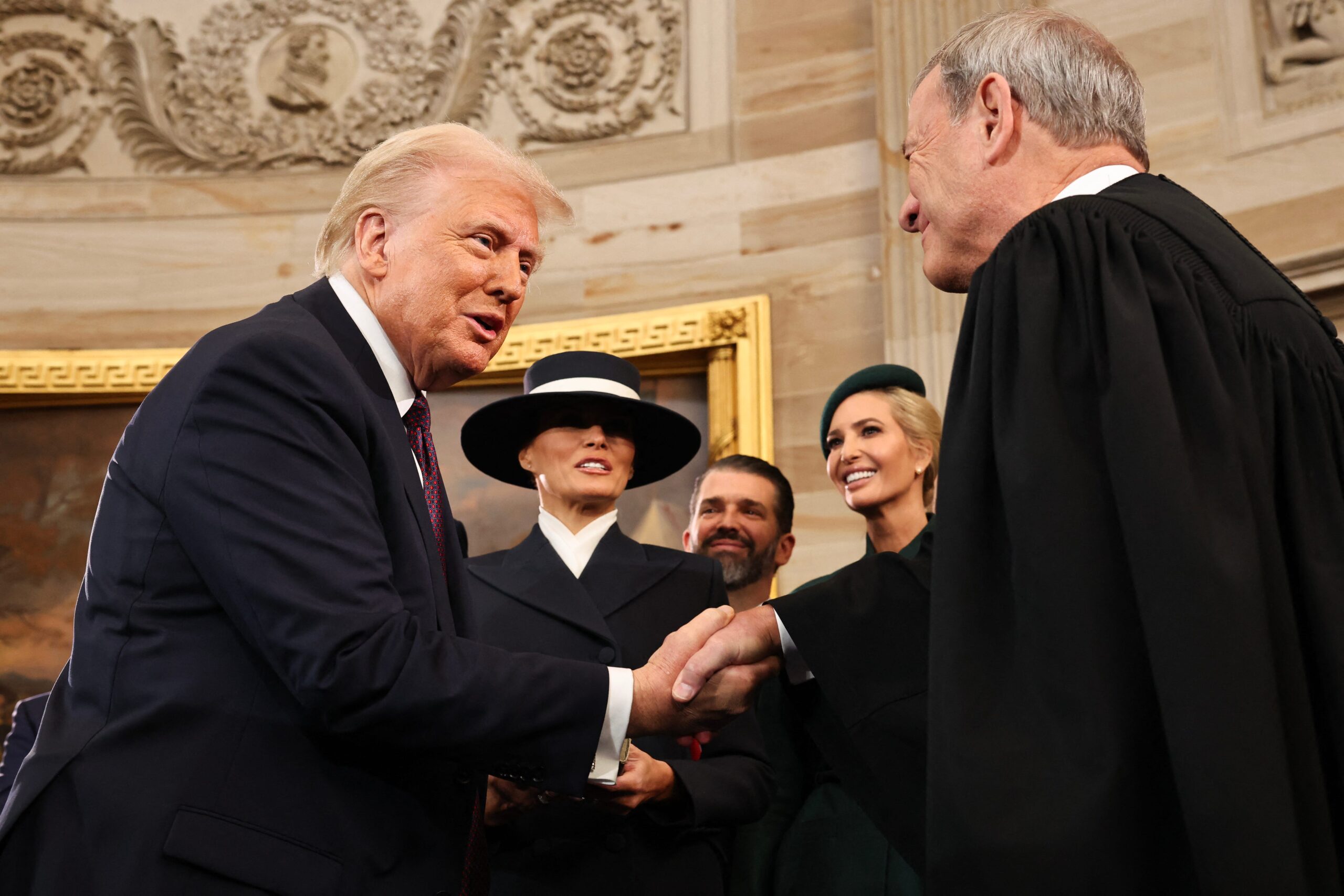 Yüksek Mahkeme, John Roberts, Yargıçlar, Donald Trump, Yargı, İmza, Siyasi, Ketanji Brown Jackson, Sonia Sotomayor, Yargı Bağımsızlığı, Anayasa, Hukukun Üstünlüğü, John Boehner, Siyasi Çatışma, Yargı Eleştirisi, ABD Siyaseti, Siyasi Haberler, Amerika Birleşik Devletleri