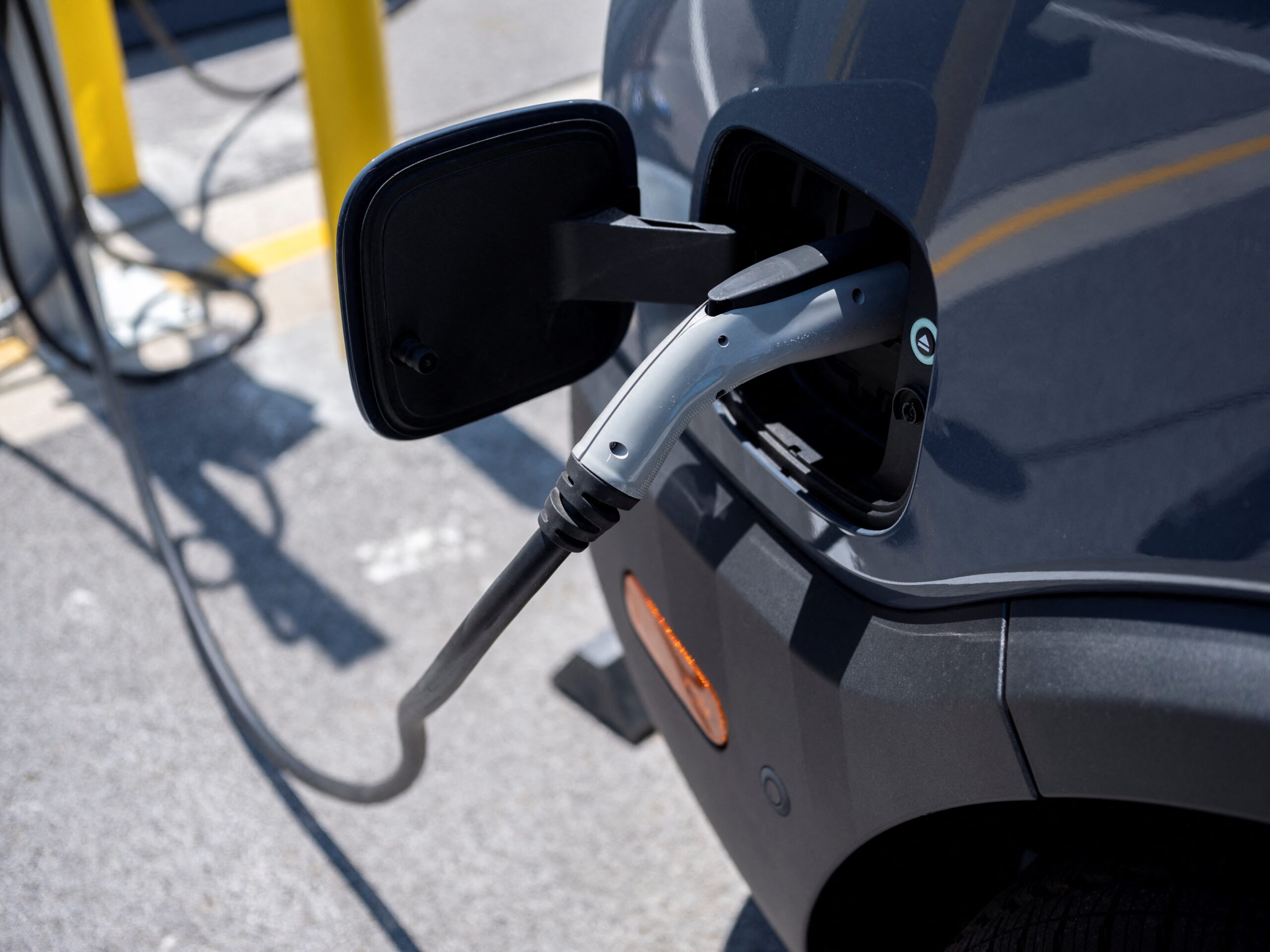 elektrikli araçlar, şarj istasyonları, Trump yönetimi, Biden, dava, federal hükümet, Ulaştırma Bakanlığı, teşvikler, iklim değişikliği, temiz enerji, otomotiv endüstrisi, Kaliforniya, eyaletler, NEVI fonu, sıfır emisyonlu araçlar, yüksek hızlı tren, yakıt fosili, enerji politikaları
