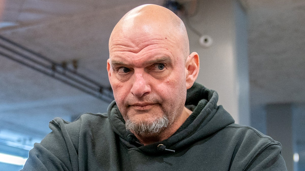 John Fetterman, Pennsylvania, Senatör, Demokrat, sağlık sorunları, felç, New York Magazine, eleştiri, Adam Jentleson, Harry Reid, Walter Reed, davranış, iyileşme planı, Gisele Fetterman, İsrail, sağlık rejimi, personel, Capitol Hill, Sherrod Brown, İsrail-Gaza çatışması, The Bulwark, siyaset
