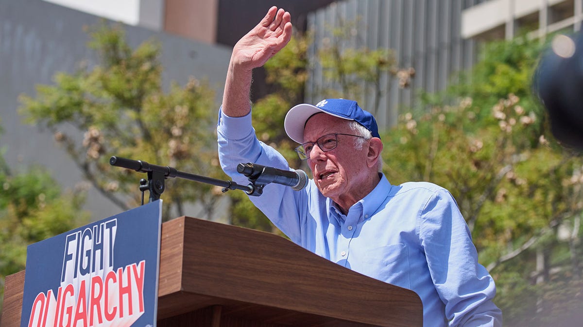 Bernie Sanders, Alexandria Ocasio-Cortez, AOC, Fighting Oligarchy turu, özel jet, kampanya harcamaları, Federal Seçim Komisyonu, FEC, Demokrat Parti, ilerici kanat, oligarşi, James Carville, Donald Trump, Ventura Jets, Cirrus Aviation Services, N-Jet, genç seçmen, zenginler sınıfı, otoriterleşme, Fox News