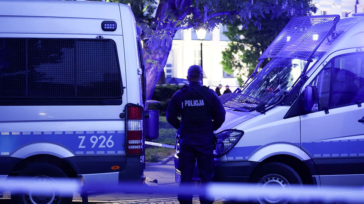 Here are some Turkish meta keywords for the article, separated by commas:

Varşova Üniversitesi, Polonya, cinayet, balta, kadın, kesik baş, saldırı, öğrenci, güvenlik görevlisi, yaralı, gözaltı, polis, soruşturma, yas, Trump, Almanya, lider, Avrupa, haber, son dakika, Polonya üniversite saldırısı, Üniversite cinayeti, Baltalı saldırgan, Варшава университети, Полша, гинayет, балта, кадын, кесик баш, салдыры, өгренси, гүвенлик гөревлиси, яралы, гөз алты, полис, соруштурма, яс, Трумп, Алманя, лидер, Авропа, хабер, сон дакика, Полша университете салдырысы, Университете гинayети, Балталы салдырган
