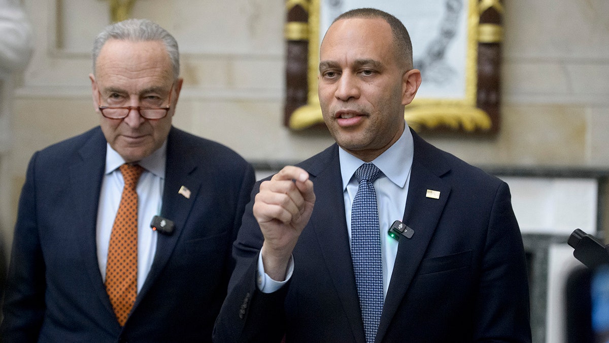 Başkan Donald Trump, Demokrat Parti, onay oranları, kamuoyu yoklamaları, Ken Martin, Fox News, Kamala Harris, GOP, Pew Araştırma, Wall Street Journal, Quinnipiac Üniversitesi, CNN, NBC Haberleri, Gallup, Harvard Gençlik Anketi, ABC Haberleri, Washington Post, Ipsos, Reuters, seçimler, Cumhuriyetçiler, Demokratlar, kongre, siyasi strateji, Chris Anderson, Daron Shaw, Victoria Balara
