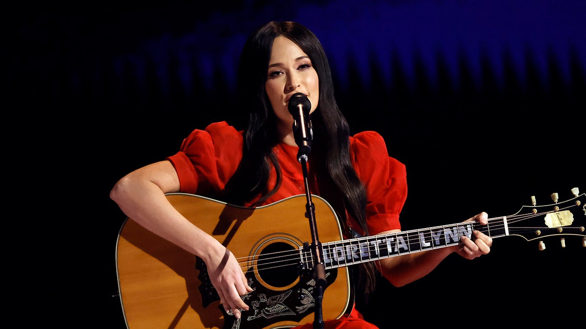 Kasey Musgraves, country müzik, Lost Highway Records, Willie Nelson, Lyle Lovett, Deeper Well, John Janick, Interscope Capitol, IGA, Hank Williams, Lost Highway (şarkı), Leon Payne, Golden Hour, country müzik radyo başarısı, country müzik streaming, geleneksel country, country müzik mirası, Nashville, country müzik röportajı, country müzik sanatçısı, country müzik tarzı, country müzik sözleri, country müzik hikayeleri, country müzik evrimi, country müzik endüstrisi
