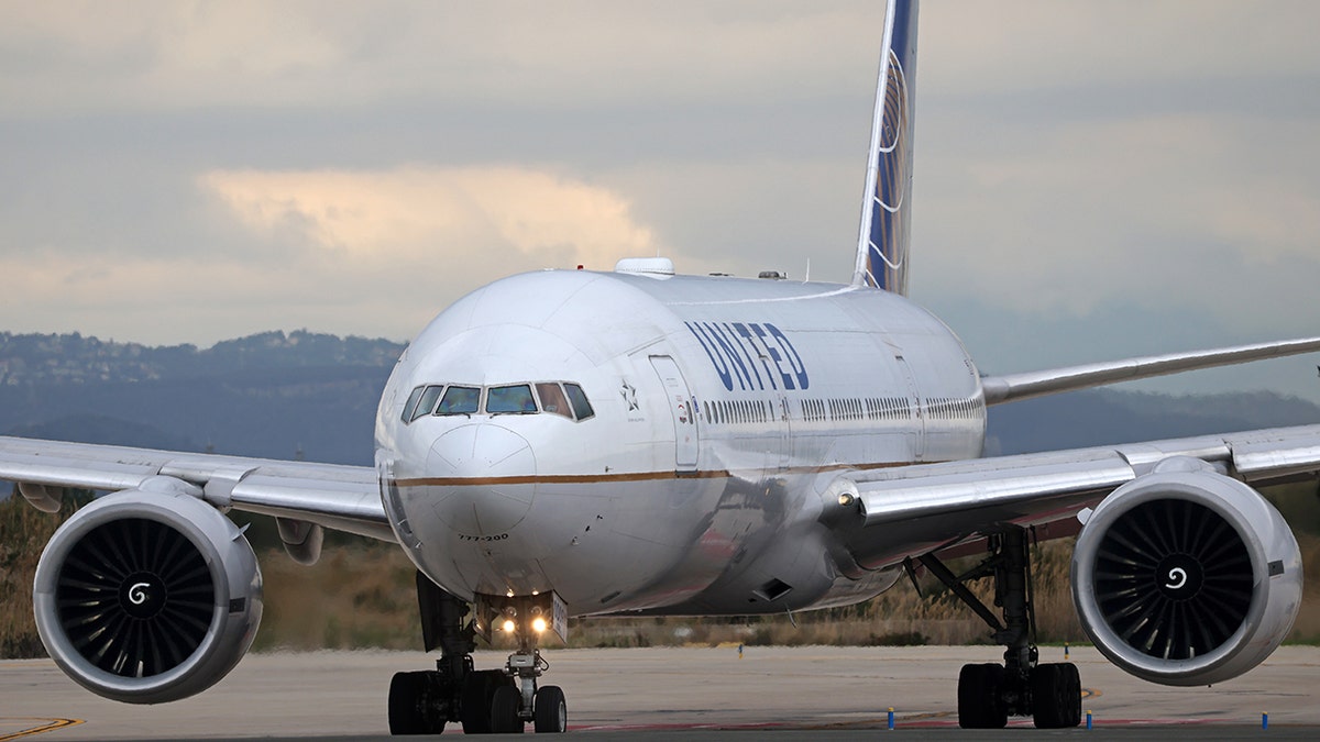 uçak kazası, kanat çarpışması, United Airlines, San Francisco Uluslararası Havaalanı, SFO, FAA, Federal Havacılık İdaresi, uçuş 863, uçuş 877, Boeing 777, Sydney, Hong Kong, uçak hasarı, havalimanı, uçuş gecikmesi, yolcu güvenliği, hava trafik kontrolü, Ronald Reagan Washington Ulusal Havaalanı, DCA, American Airlines, Kongre üyeleri, uçak çarpışması
