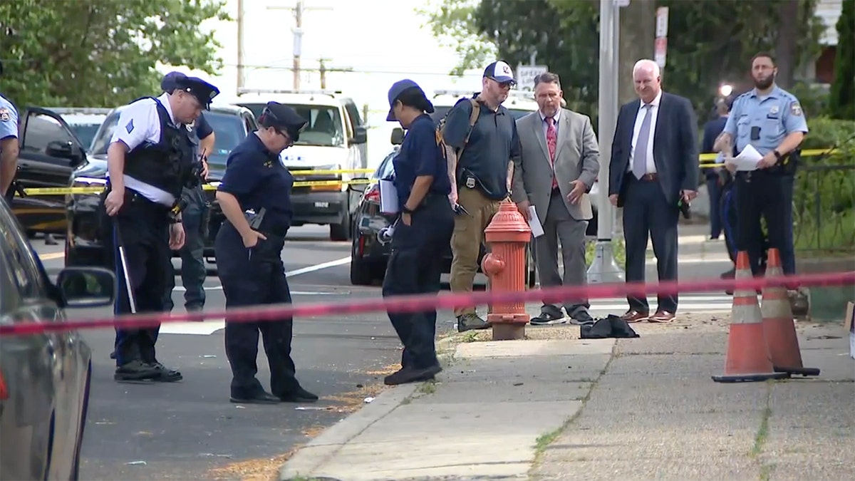 Philadelphia, polis memuru, silahlı saldırı, Overbrook Lisesi, kavga, Kevin Bethel, suç, yetişkin, silah, yaralanma, kritik durum, şiddet, okul güvenliği
