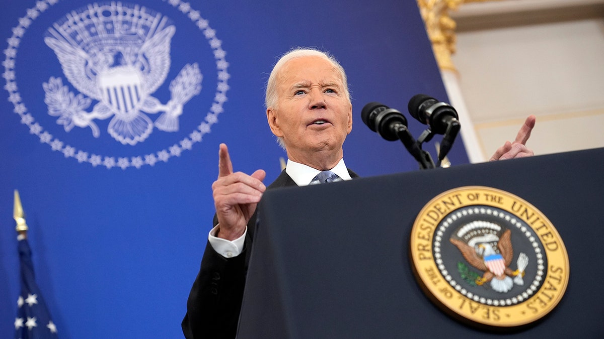 Joe Biden, Kamala Harris, 2024 Election, Presidential Race, Withdrawal, Donald Trump, Democratic Party, Mental Fitness, Debate Performance, Media Coverage, Decline, BBC News, Nick Robinson, Jen Psaki, White House Correspondents Dinner, Alex Thompson, Fox News

