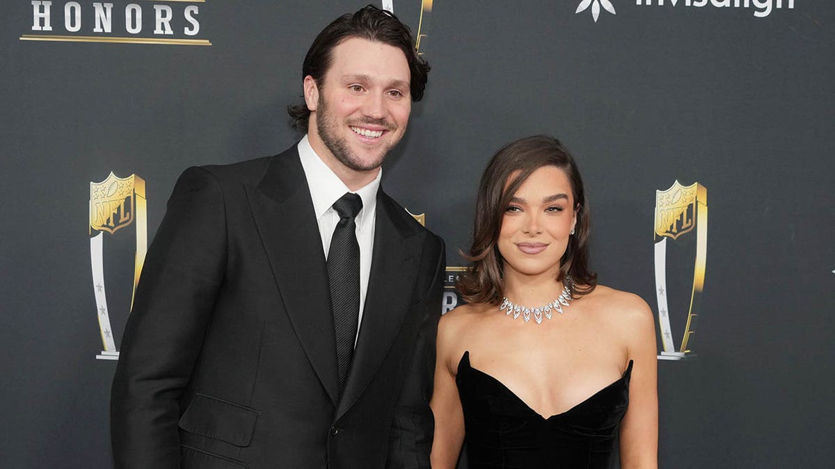 Josh Allen, Hailee Steinfeld, Brandon Beane, Buffalo Bills, nişan, düğün, ilişki, NFL, Rich Eisen Show, sözleşme, spor, dedikodu, yıldızlar, celebrity, magazin
