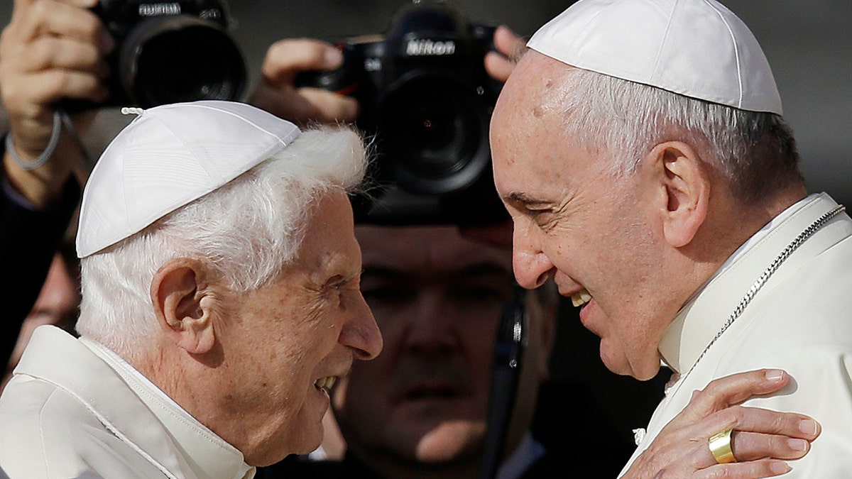 Yeni Papa, Papa Seçimi, Papa Adı, Katolik Kilisesi, Papalık, Aziz Petrus Bazilikası, Habemus Papa, Papa Francis, Papa Benedict, Papa John Paul, Vatikan, Kardinaller, Konklav, Din, Hristiyanlık, Papa Maaşı, Natalia Imperatori-Lee, Roberto Regoli, Papalık Tarihi, Dini Çalışmalar, Kilise Skandalları, LGBTQ+, Çevre, Barış, Kardeşlik, Cizvitler, Ignatius
