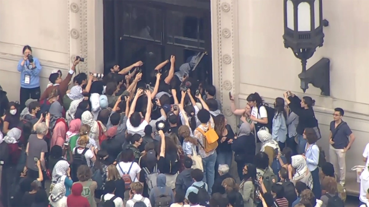 Columbia Üniversitesi, protestolar, İsrail, antisemitizm, tutuklamalar, Butler Kütüphanesi, New York, NYPD, ICE, öğrenci vizeleri, federal fonlar, Trump, Marco Rubio, Minouche Shafik, Mahmoud Khalil, Basel Al-Araj Popüler Üniversitesi, Filistin, Gazze, Hamas, final sınavları, güvenlik, ihlaller, disiplin, ifade özgürlüğü, Yahudi öğrenciler
