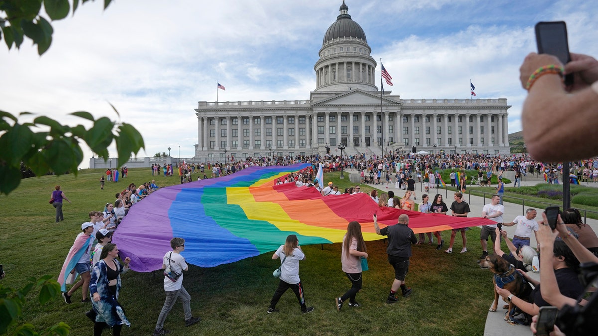 LGBTQ Pride bayrağı, Utah, Idaho, Salt Lake City, Boise, Erin Mendenhall, Lauren McLean, bayrak yasası, siyasi tarafsızlık, hükümet binaları, sego lily, İlerleme Pride bayrağı, Trans Pride bayrağı, Juneteenth bayrağı, Spencer Cox, Mike Schultz
