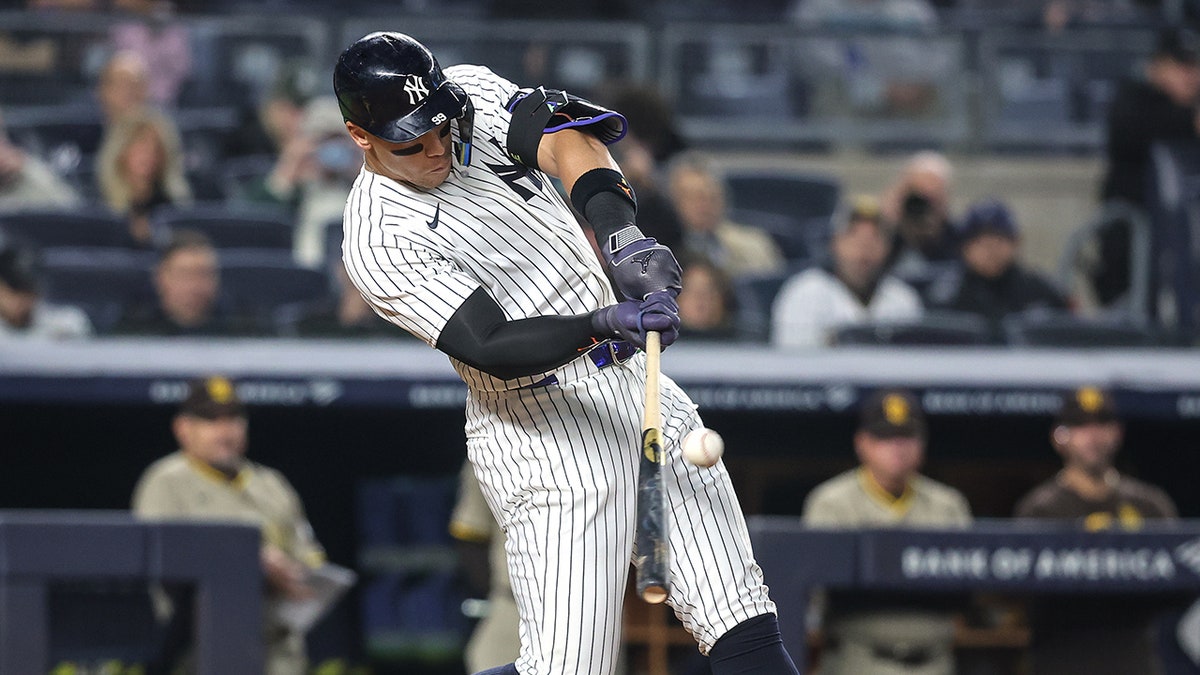 Aaron Judge, New York Yankees, San Diego Padres, beyzbol, ev koşusu, hatıra, taraftar, top, spor, MLB, vuruş ortalaması, on-base yüzdesi, slugging yüzdesi, Austin Wells, Wandy Peralta
