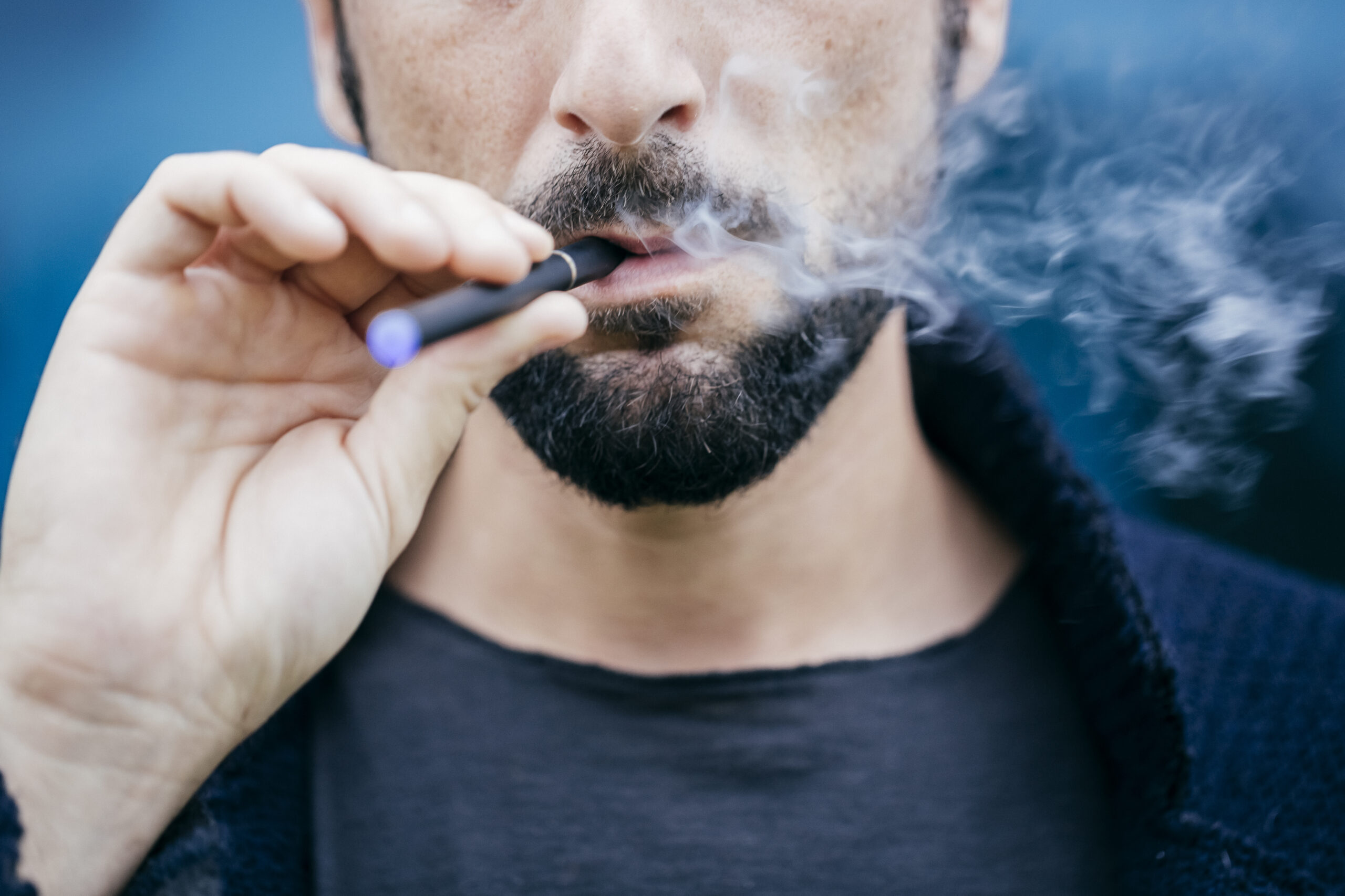 sigara, e-sigara, vaping, elektronik sigara, tütün, nikotin bağımlılığı, akciğer kanseri, halk sağlığı, bağımlılık, gençlik, sağlık riskleri, harm reduction, sağlık politikası, sigarayı bırakma, sağlık, sigara bırakma yöntemleri, vaping tehlikeleri, gençlerde vaping, Altria, Juul, sigara tüketimi, dumansız tütün, bağımlılıkla mücadele
