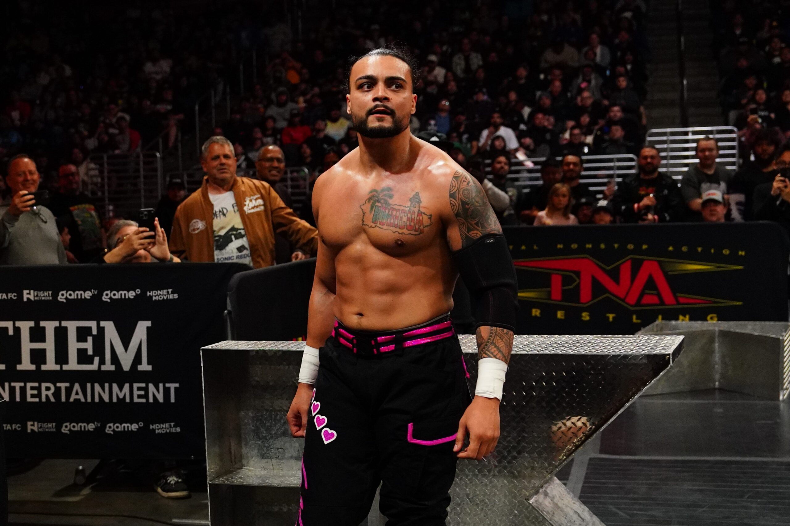 Mike Santana, TNA Wrestling, Mustafa Ali, Rebellion, Ariana, baba-kız gezisi, alkol bağımlılığı, uyuşturucu bağımlılığı, rehabilitasyon, AEW, Joe Hendry, TNA Dünya Şampiyonası, WWE, güreş, iyileşme, baba-kız ilişkisi, Los Angeles, Hollywood, Santa Monica İskelesi
