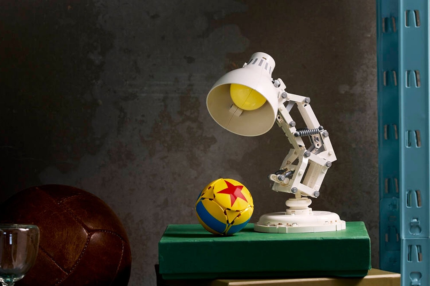 Lego, Luxo Jr., Pixar, Lego Seti, Disney, Oyuncak, Koleksiyon, İnşa Seti, Pixar Topu, Animasyon, Kısa Film, Ofis Dekorasyonu, Luxo Jr. Lego Seti, Pixar Lego Seti, Yetişkin Lego Seti, Luxo, Lamba, Film, Toy Story, Yukarı Bak, İnanılmaz Aile, Kayıp Balık Nemo, 1 Haziran, Ön Sipariş, Fiyat, Luxo Jr. Tribute, Luxo Jr. Anıtı, Lego İncelemesi, Oyuncak İncelemesi, Pixar Hatırası, Çocuk, Hobi, Luxo Jr. Yapı Seti, Hediye Fikri

