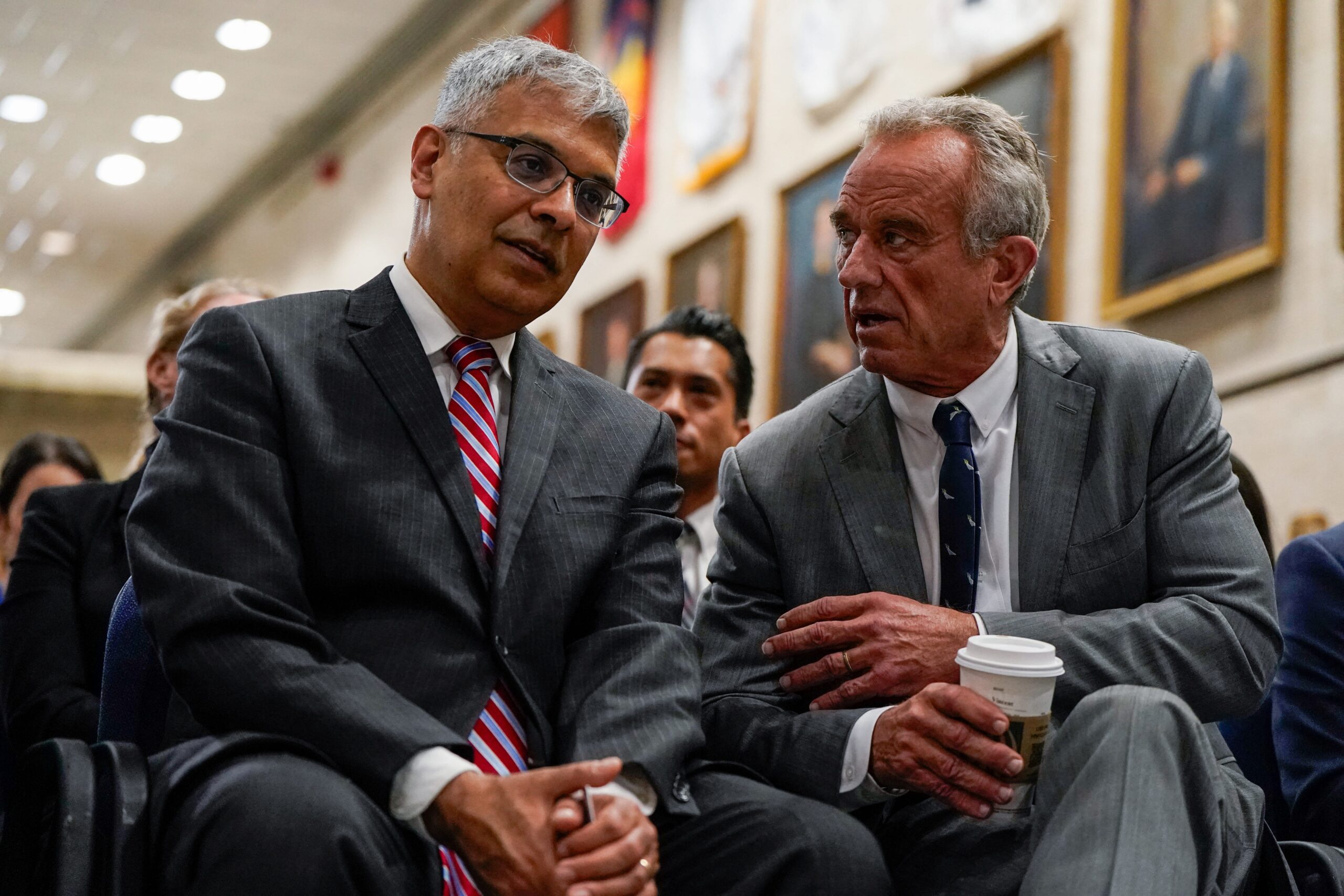 Sağlık hizmetleri, ABD sağlık sistemi, Trump yönetimi, Robert F. Kennedy Jr., HHS, Medicaid, NIH, çocukluk çağı kronik hastalıklar, otizm, hayvan deneyleri, florür, ilaç fiyatları, tarifeler, okul öğle yemeği, araştırma kesintileri, kurşun zehirlenmesi, aşılar, COVID-19, koronavirüs, uzun COVID, kızamık, HIV, araştırma hibeleri, glioblastoma, sağlık politikası, halk sağlığı, sağlık hizmetleri reformu, bütçe kesintileri, ilaç şirketleri, istihdam kaybı, ekonomik etkiler, tıbbi araştırma, sağlık eşitsizlikleri.

