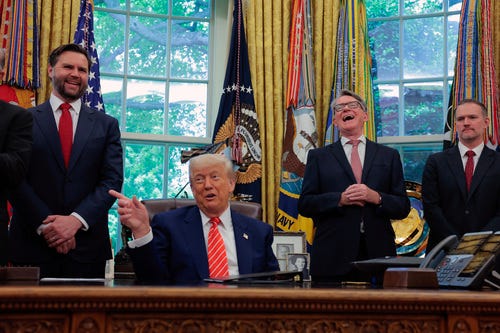Donald Trump, Birleşik Krallık, otomobil tarifeleri, Rolls-Royce, Bentley, Jaguar, ticaret anlaşması, ABD otomobil endüstrisi, lüks araçlar, çelik tarifeleri, ABD-Birleşik Krallık ticaret paktı, Joey Garrison.
